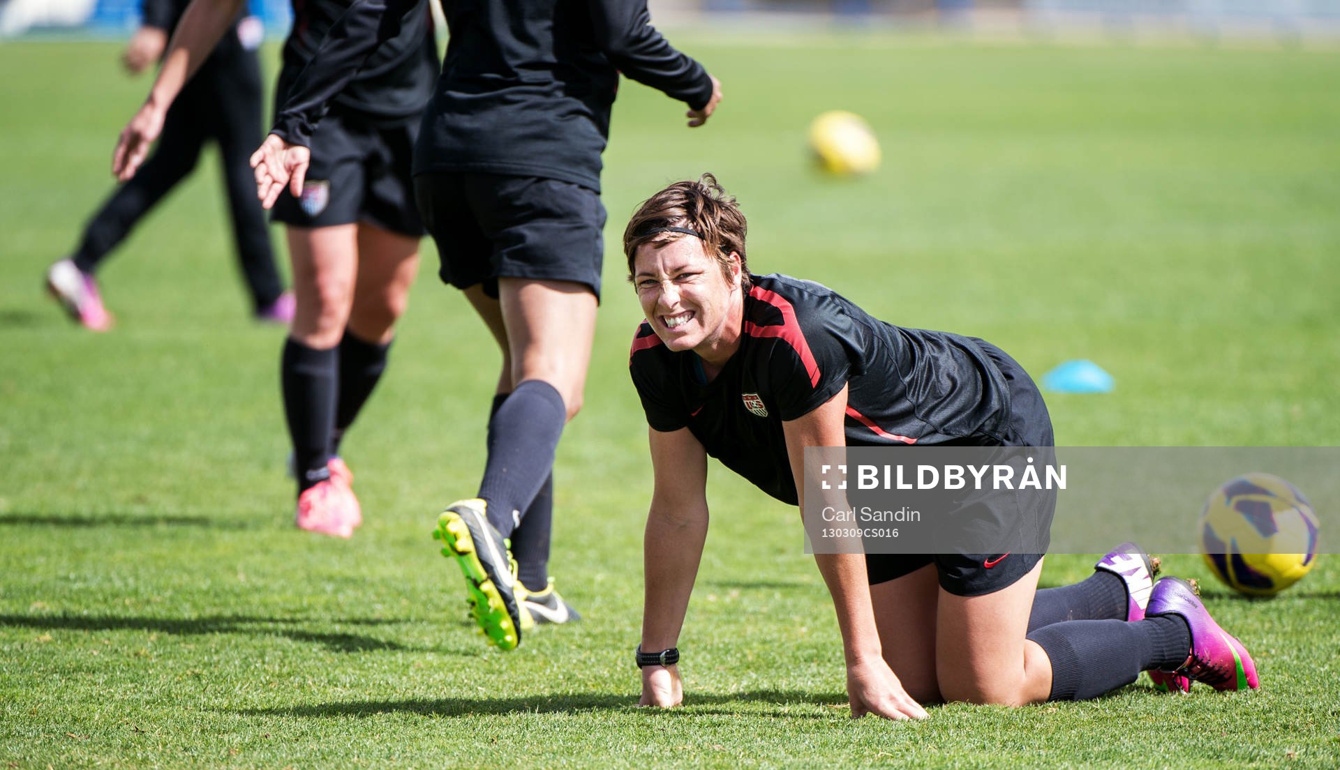 Abby Wambach, USA, ligger kvar på marken