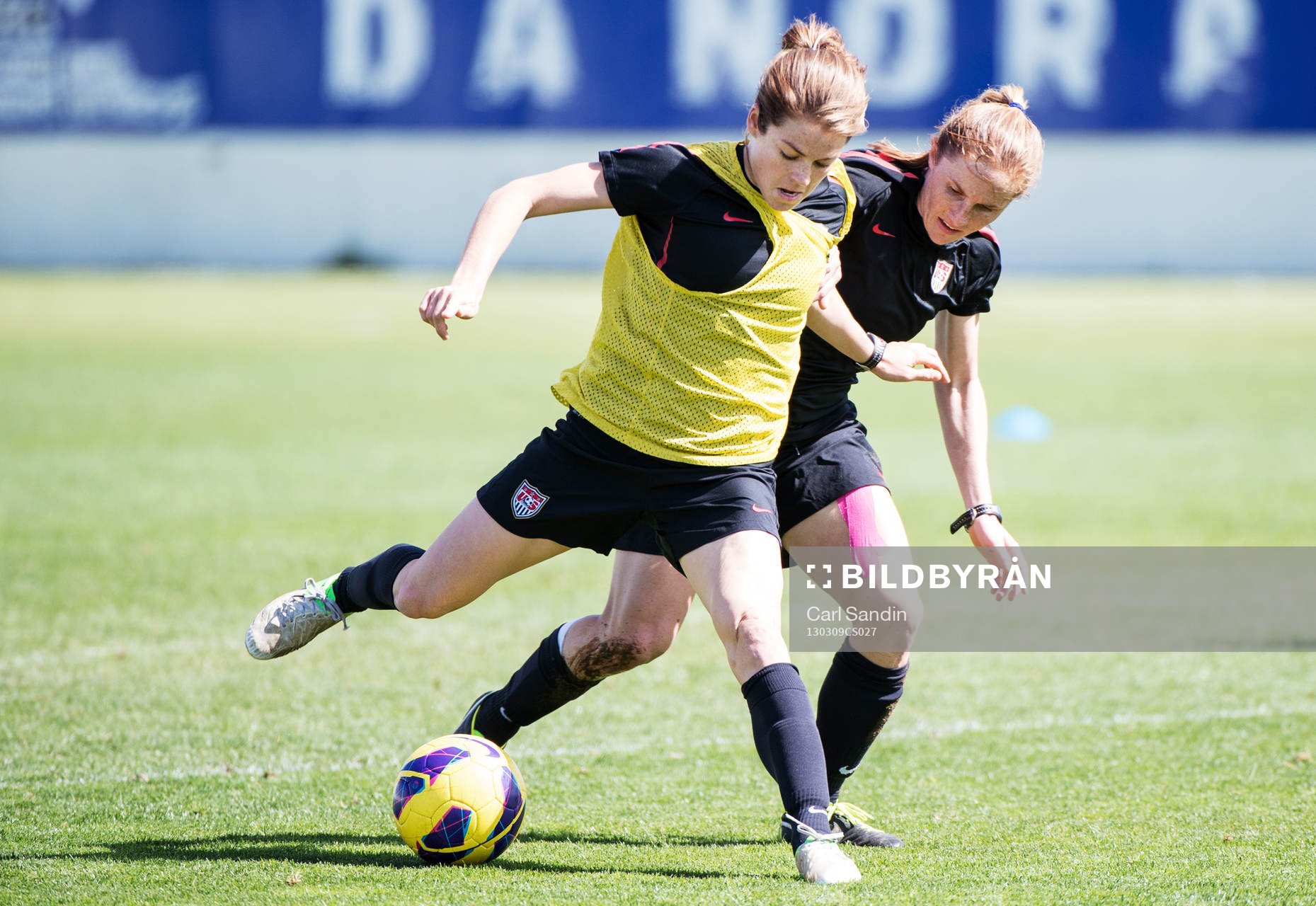Kelley O'Hara i näarkamp med Rachel Buehler, USA
