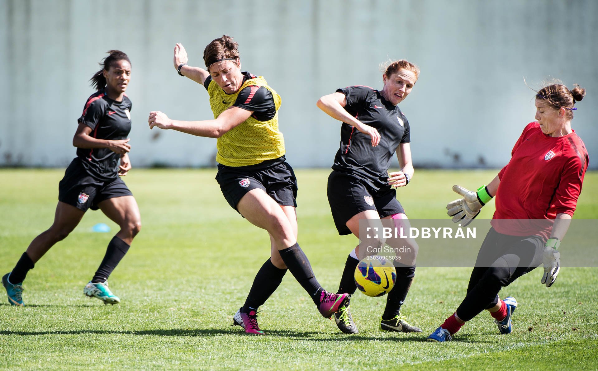 Abby Wambach, skjuter mot Nicole Barnhart, målvakt, USA