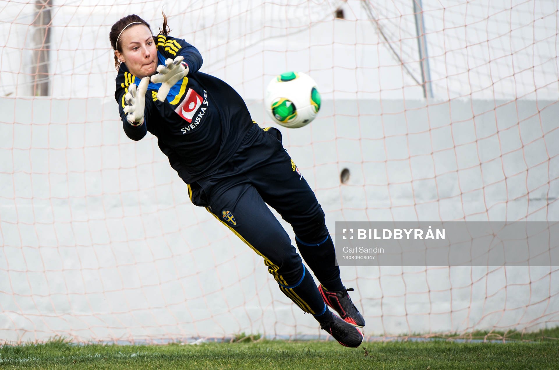 Fotboll, Dam, Algarve Cup, Sverige, Träning: Carola Söberg, målvakt, Sverige, kastar sig efter bollen.