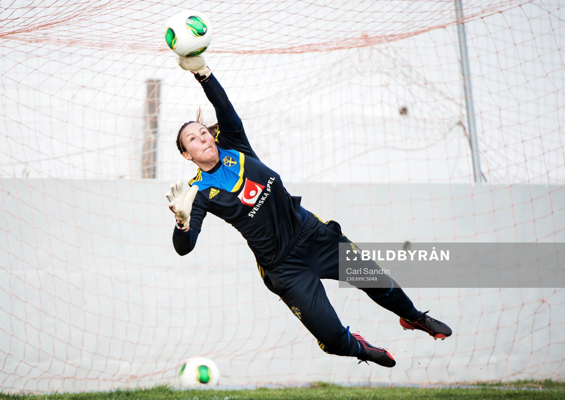 Fotboll, Dam, Algarve Cup, Sverige, Träning: Carola Söberg, målvakt, Sverige, kastar sig efter bollen.