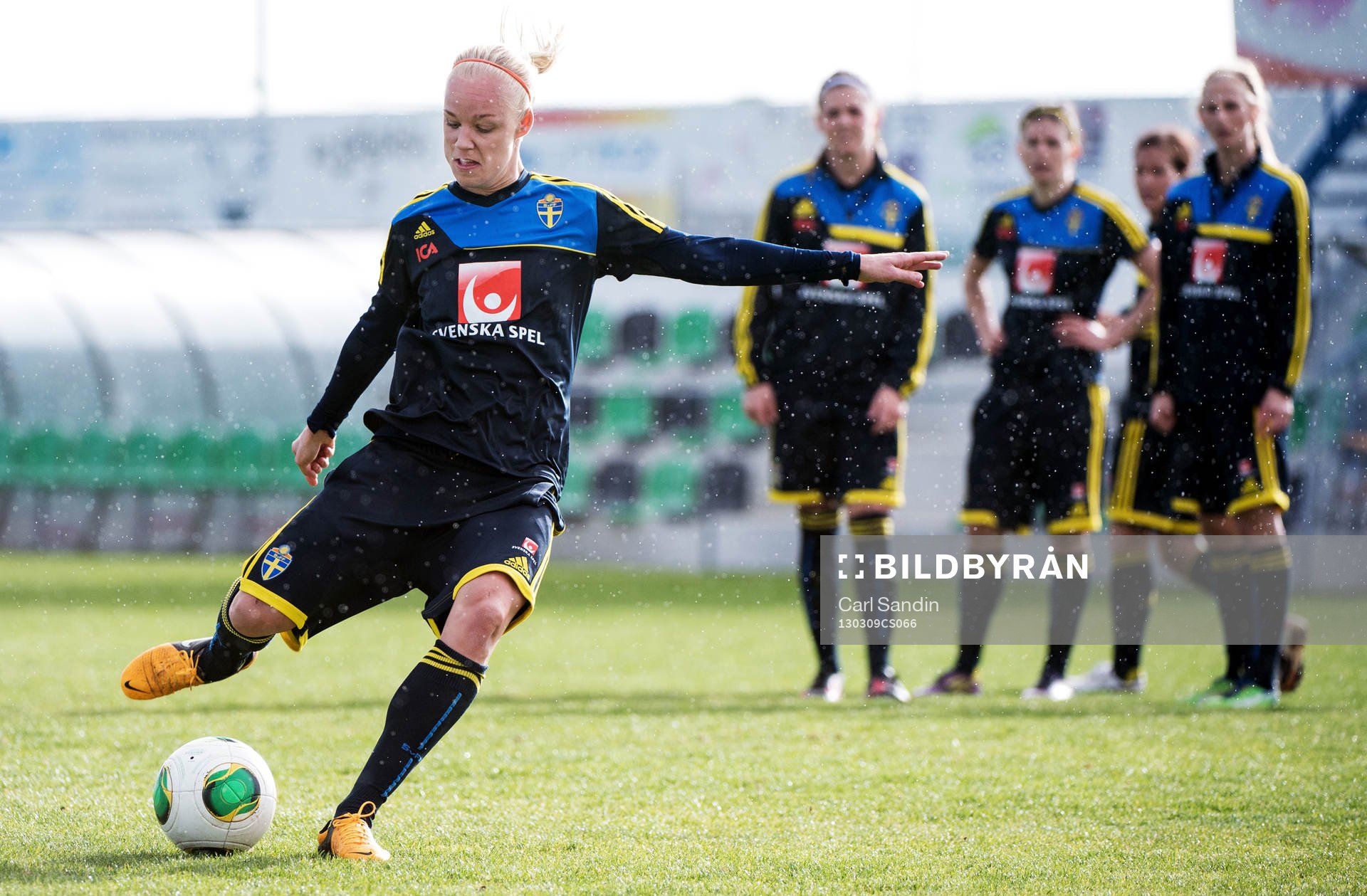 Caroline Seger, Sverige, laddar för skott