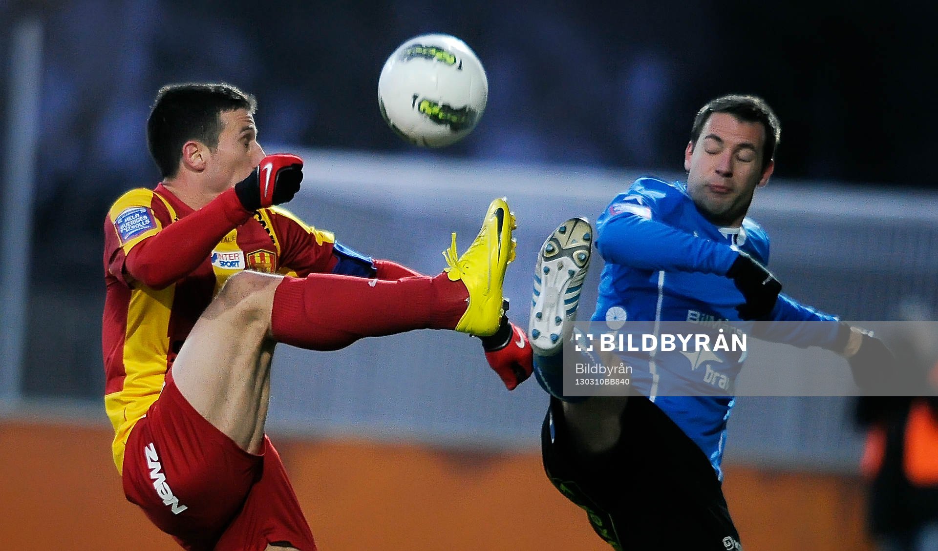 Fotboll, Svenska Cupen, Syrianska FC - Halmstad BK: Stefan Selakovic, Halmstad i närkamp med en Syrianskaspelare.