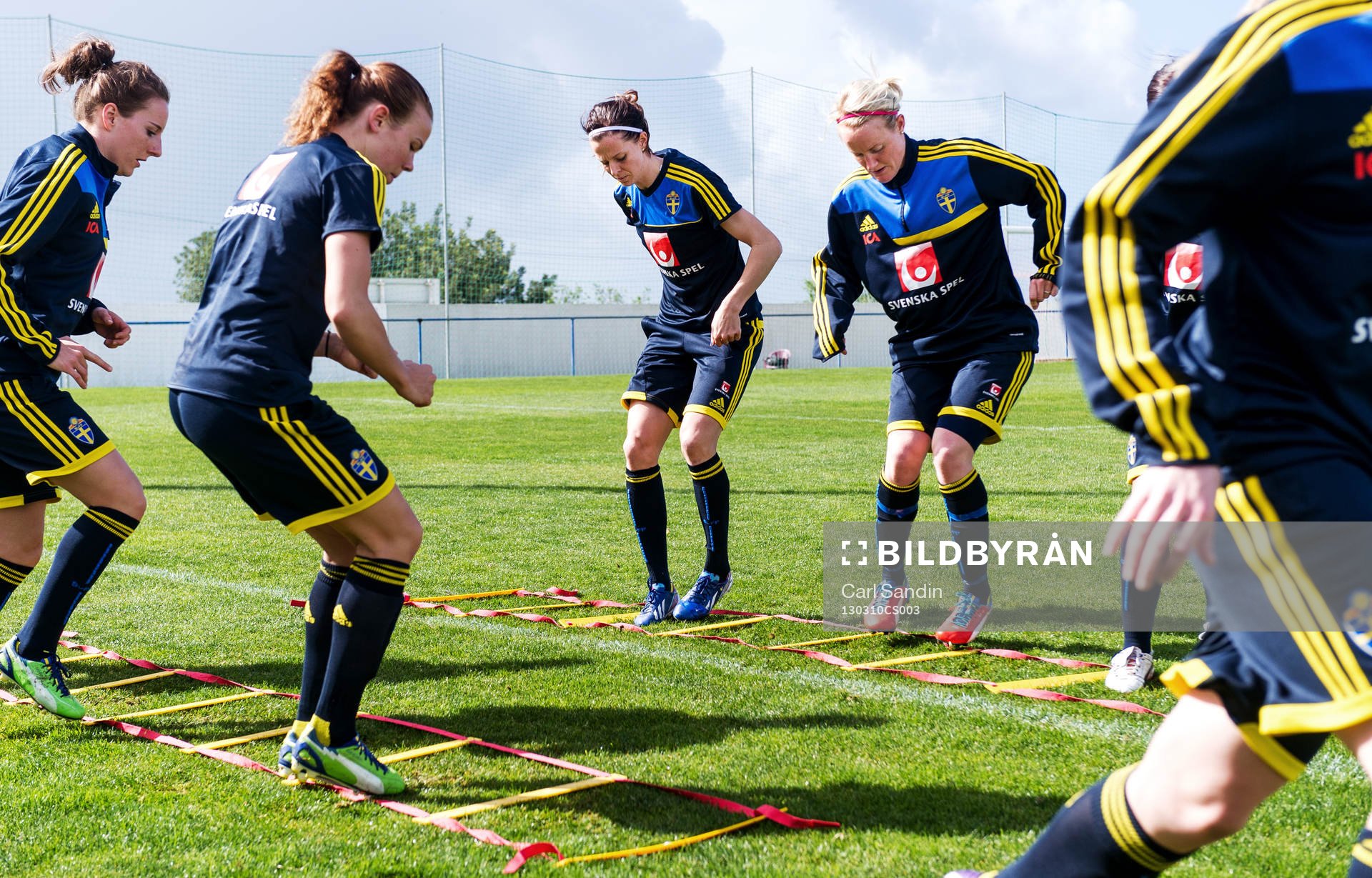 Laget värmer upp. Lotta Schelin och Marie Hammarström, i