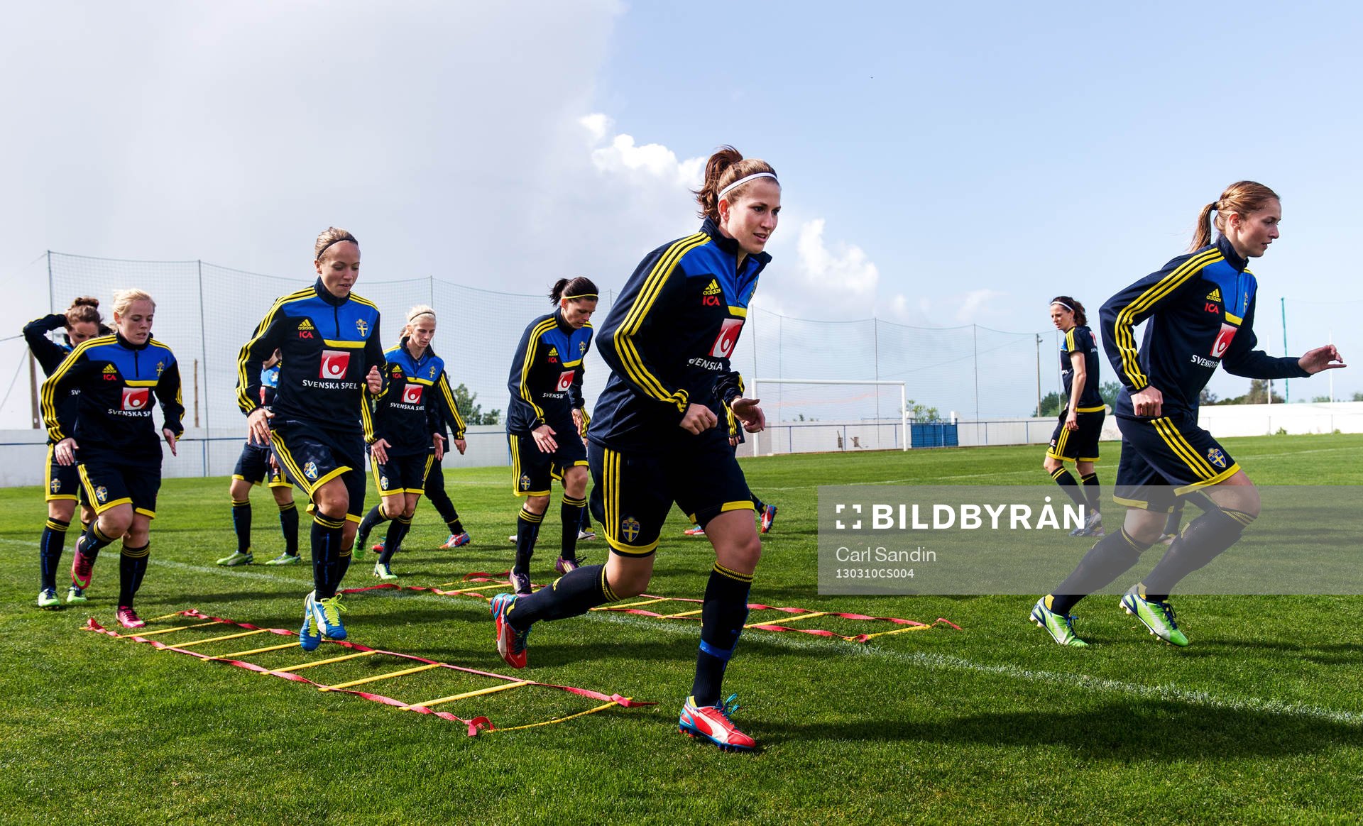 Fotboll, Dam, Algarve Cup, Sverige, Träning: Laget värmer upp. Emma Berglund och Emmelie Konradsson, Sverige, är främst i leden.