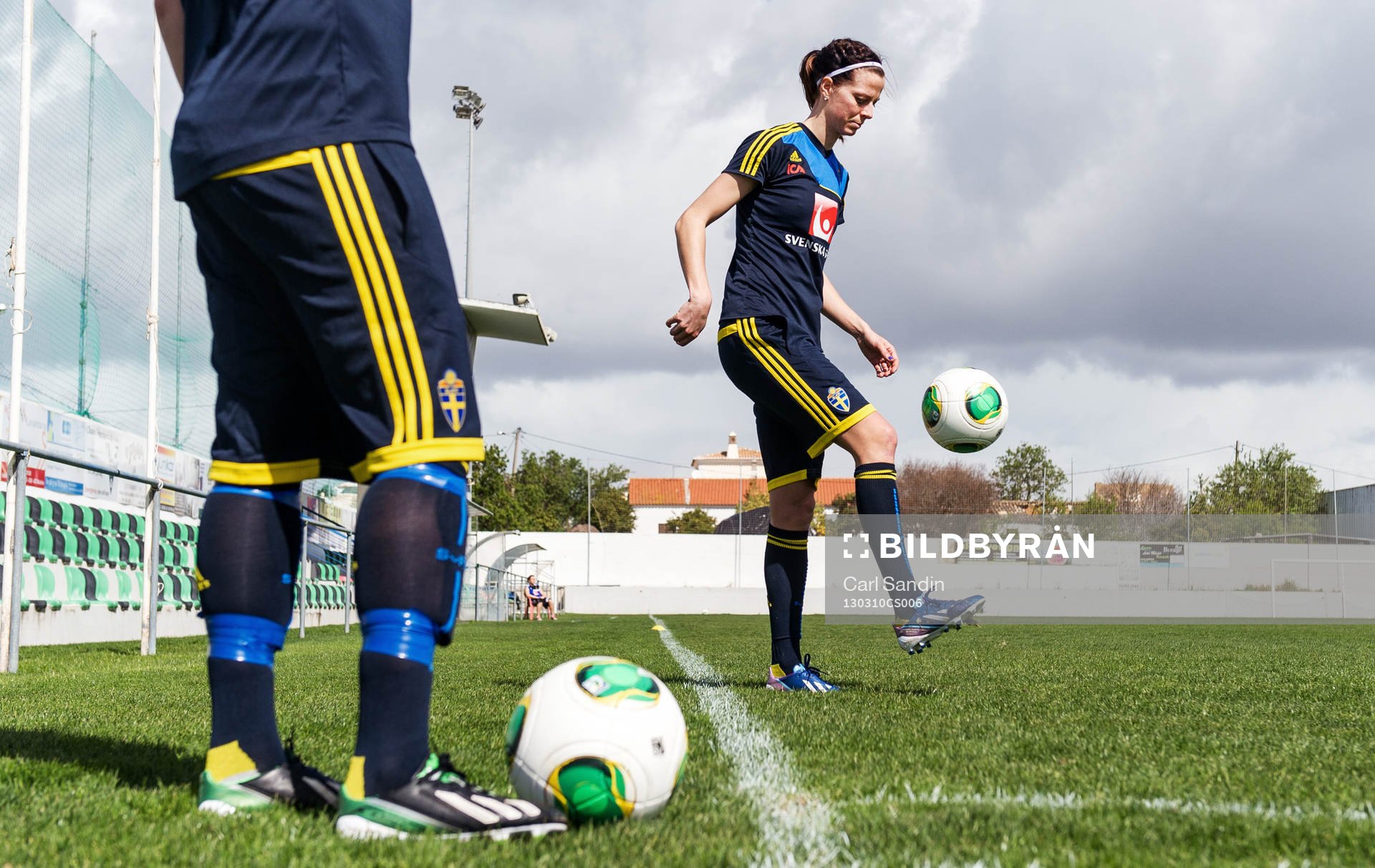 Lotta Schelin, Sverige, står och trixar med bollen