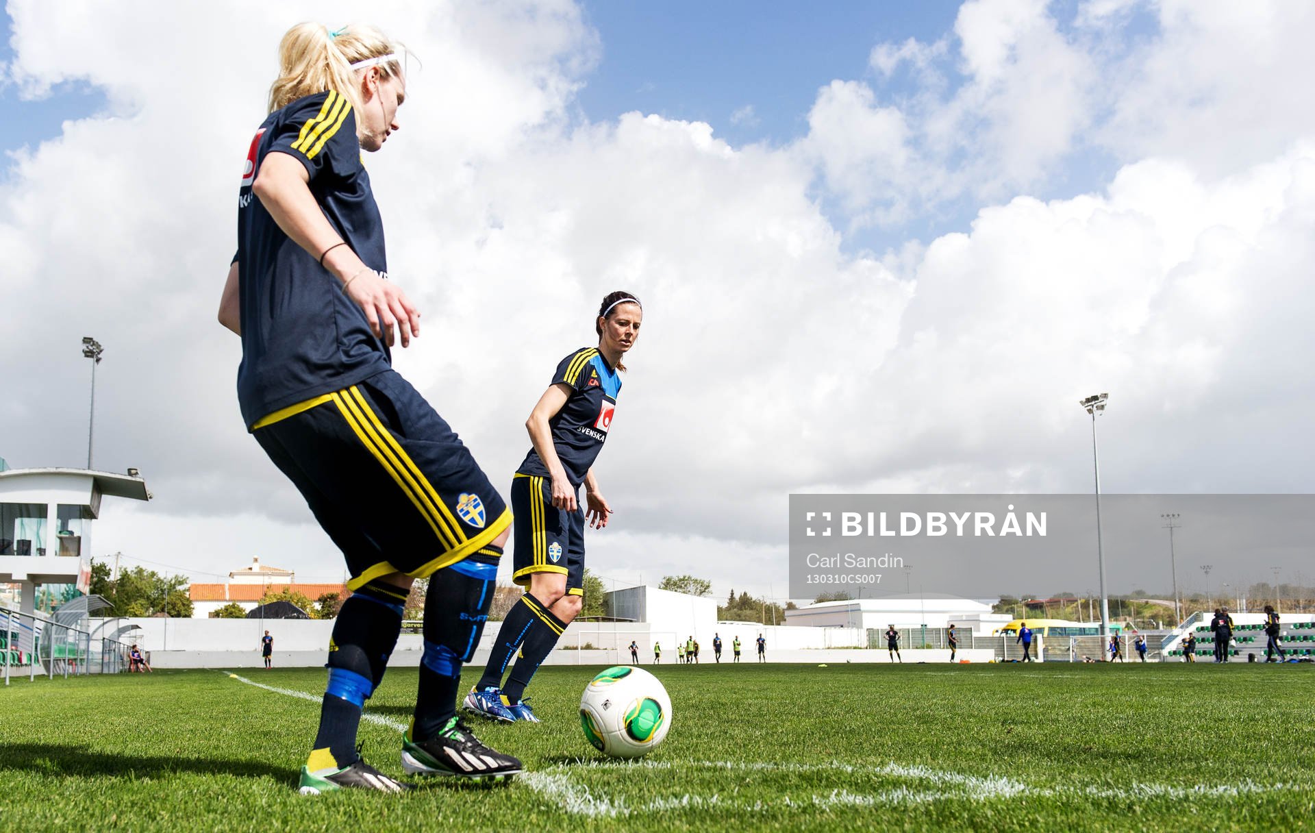 Lisa Dahlkvist, lägger en kort hörna till Lotta Schelin,