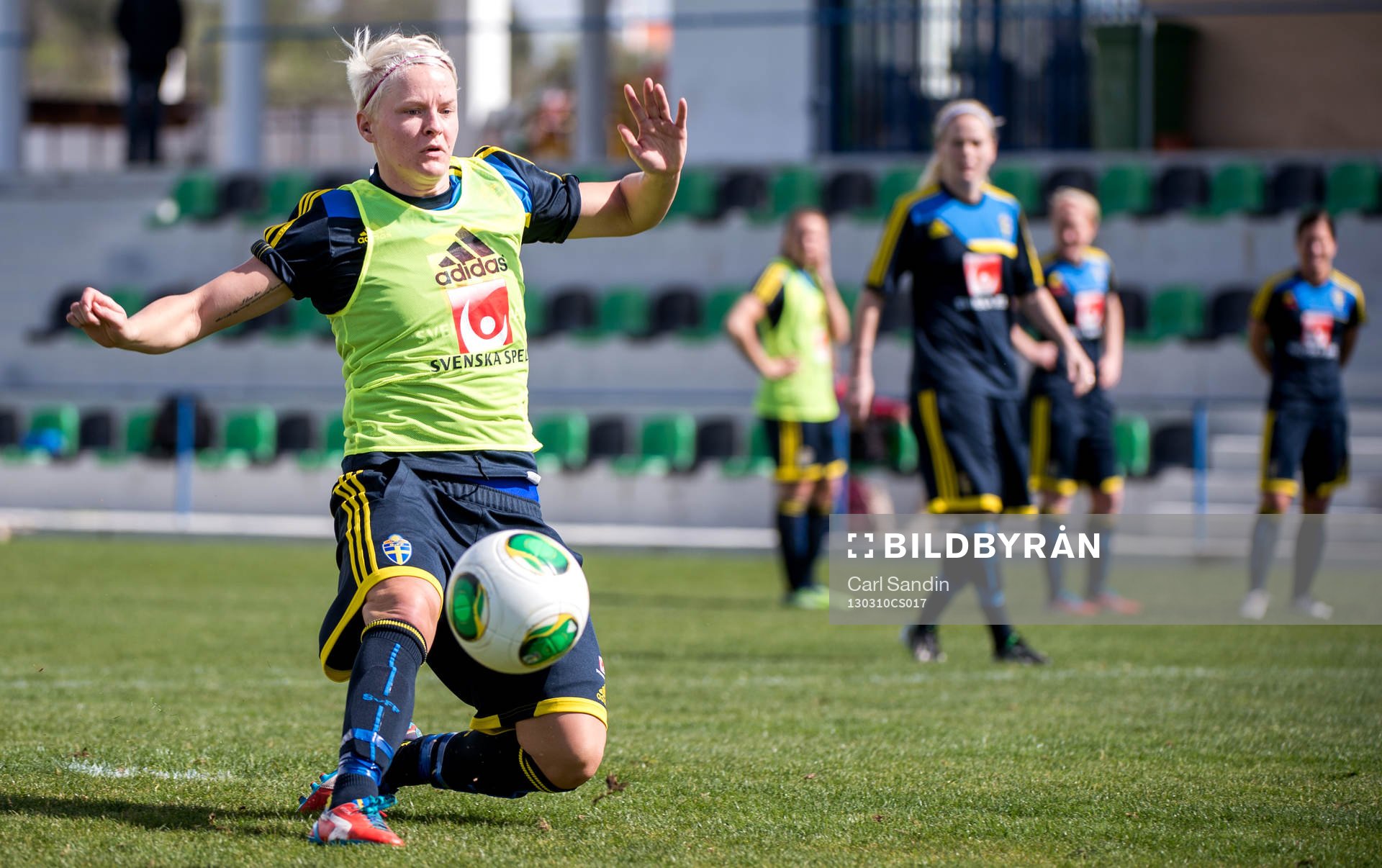 Nilla Fischer, Sverige, skjuter mot mål