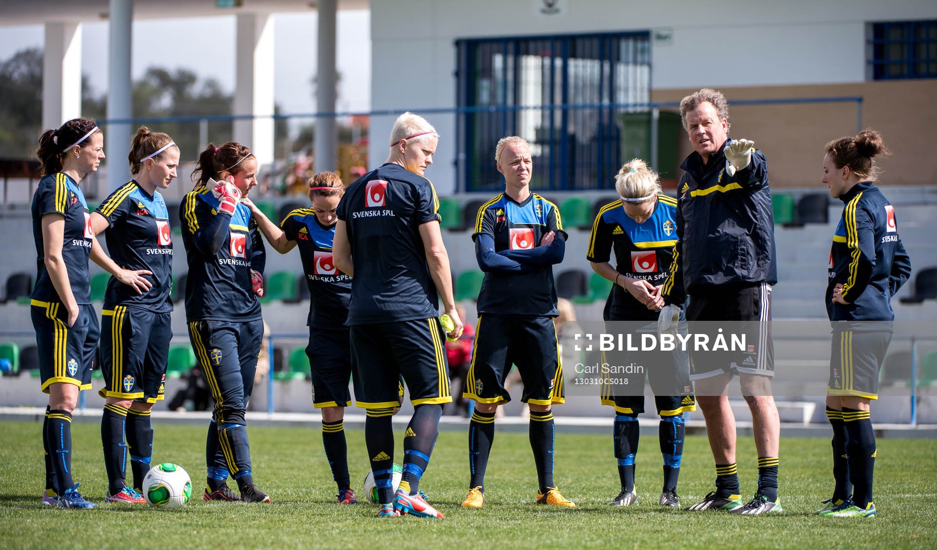 Mikael Olsson, målvaktstränare, håller genomgång för