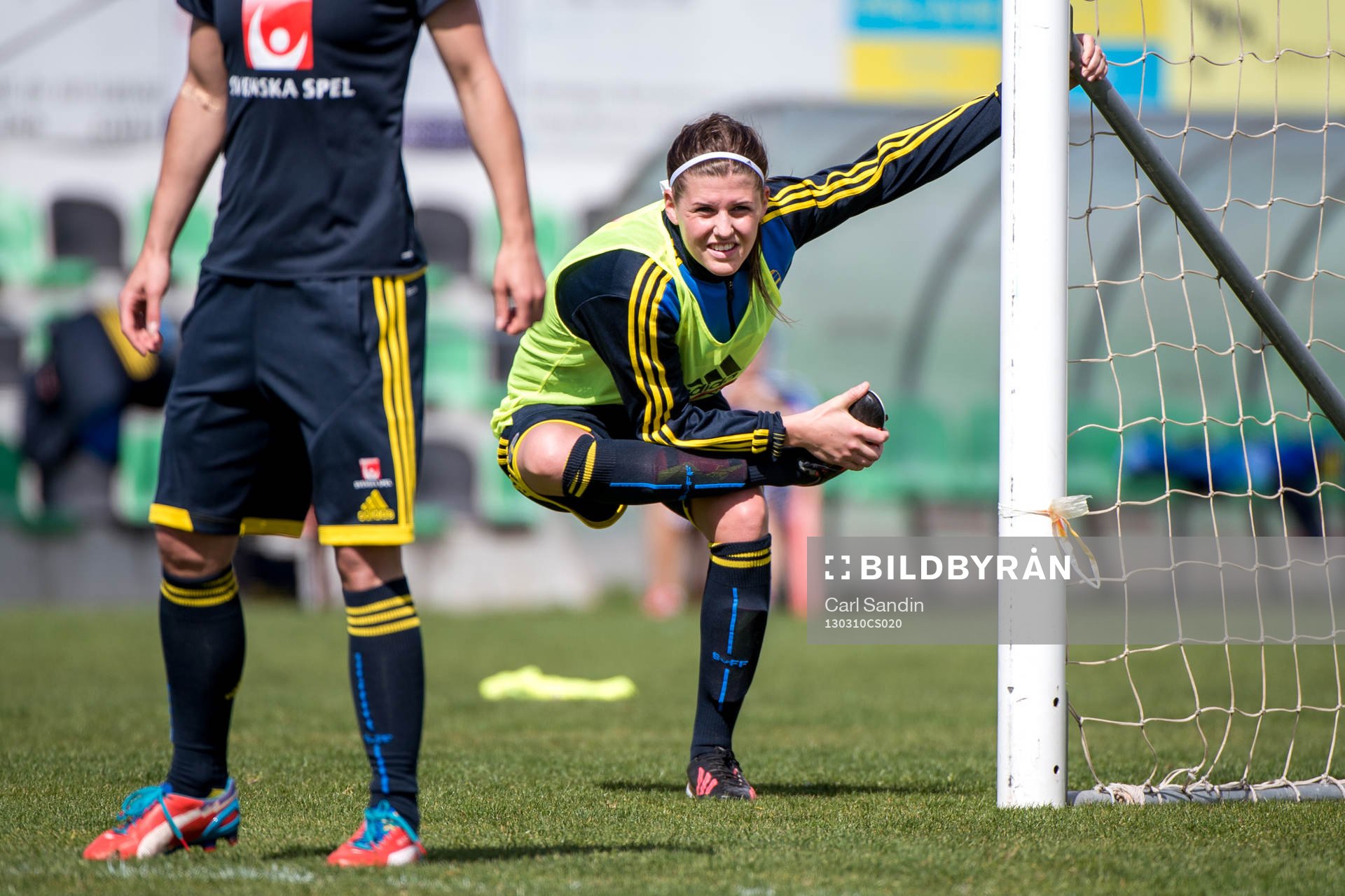 Fotboll, Dam, Algarve Cup, Sverige, Träning: Olivia Schough, Sverige, streckar vid sidan av planen.