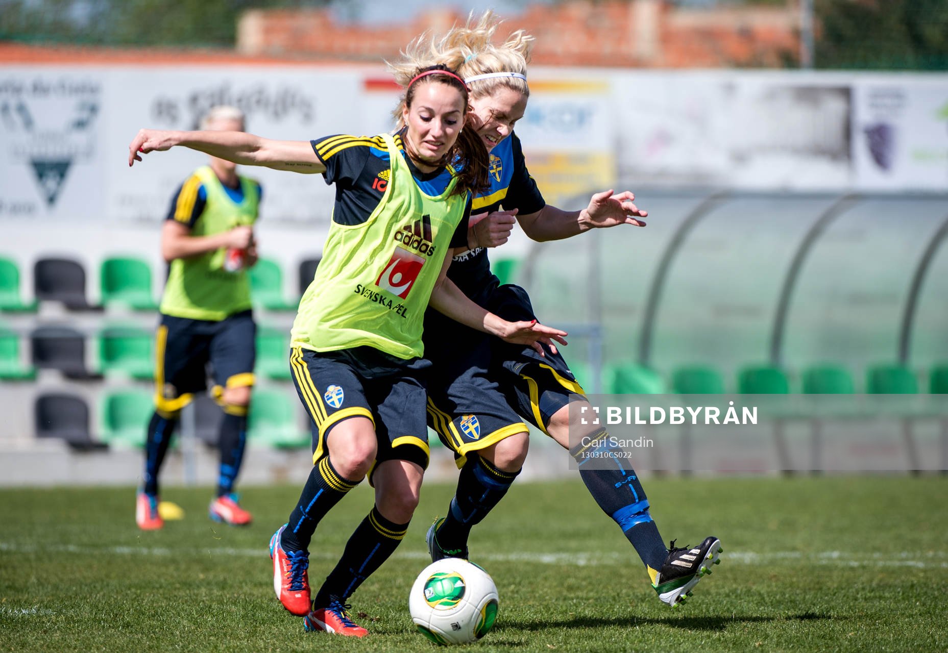 Närkamp mellan Kosovare Asllani och Lisa Dahlkvist, Sverige