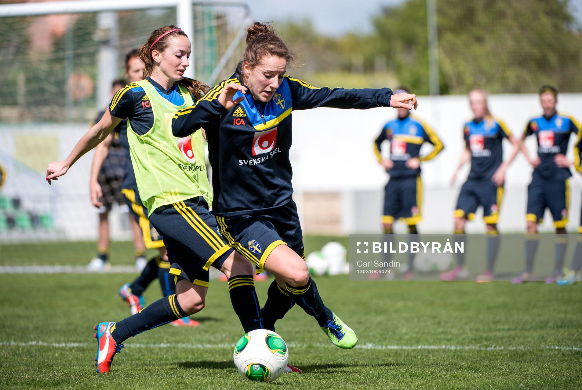 Närkamp mellan Kosovare Asllani och Antonia Göransson,