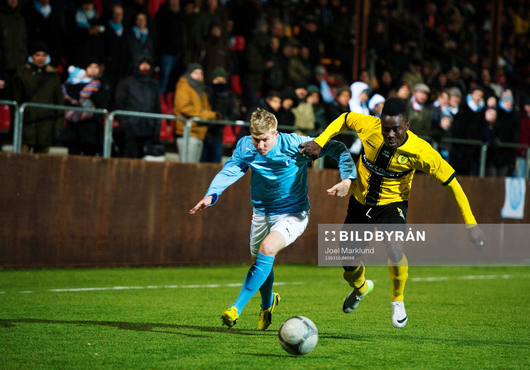 Simon Kroon, Malmö FF, tar sig förbi Sam Johnson, Frej