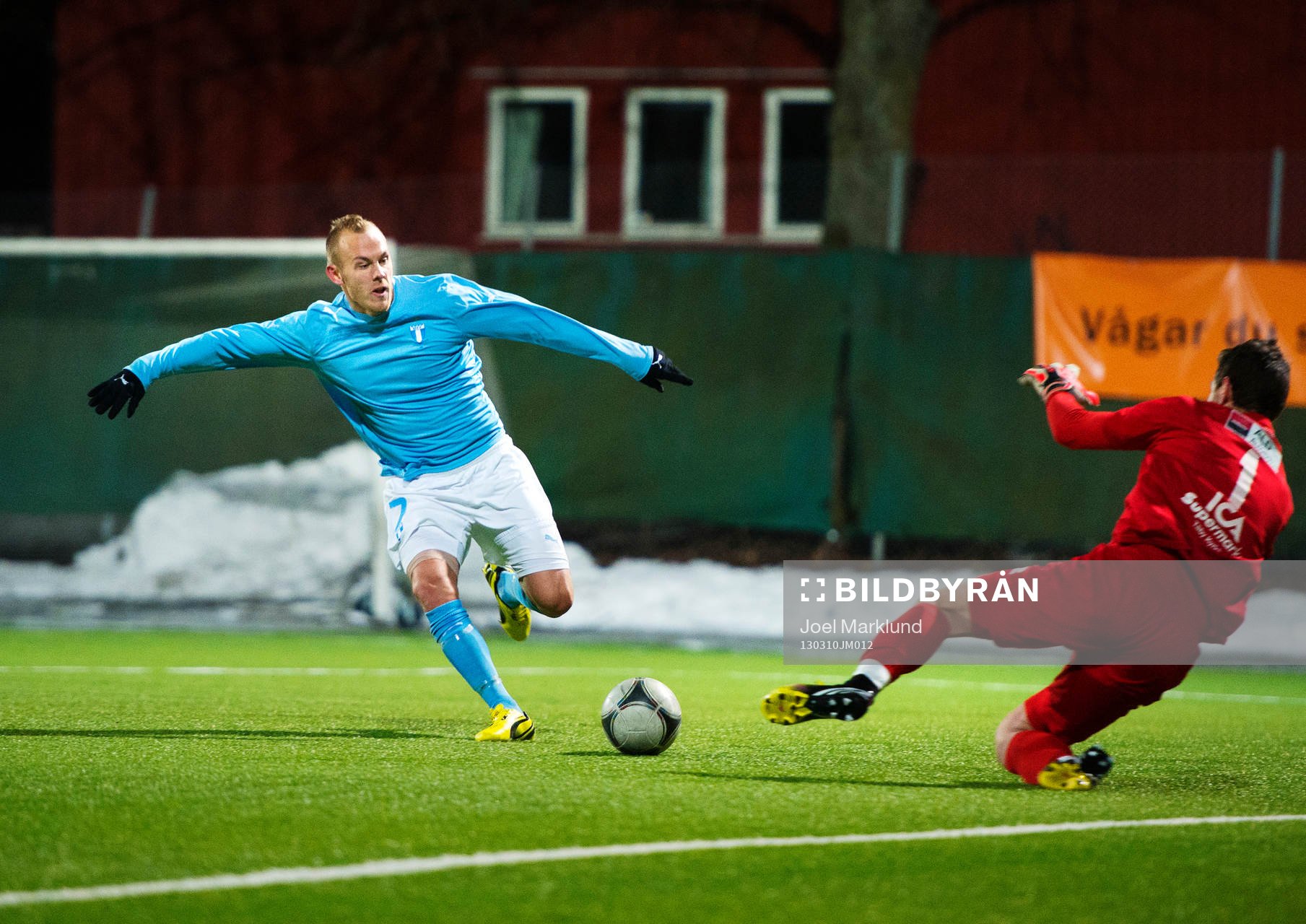 Magnus Eriksson, Malmö FF, kommer fri mot Devala Gorrick,