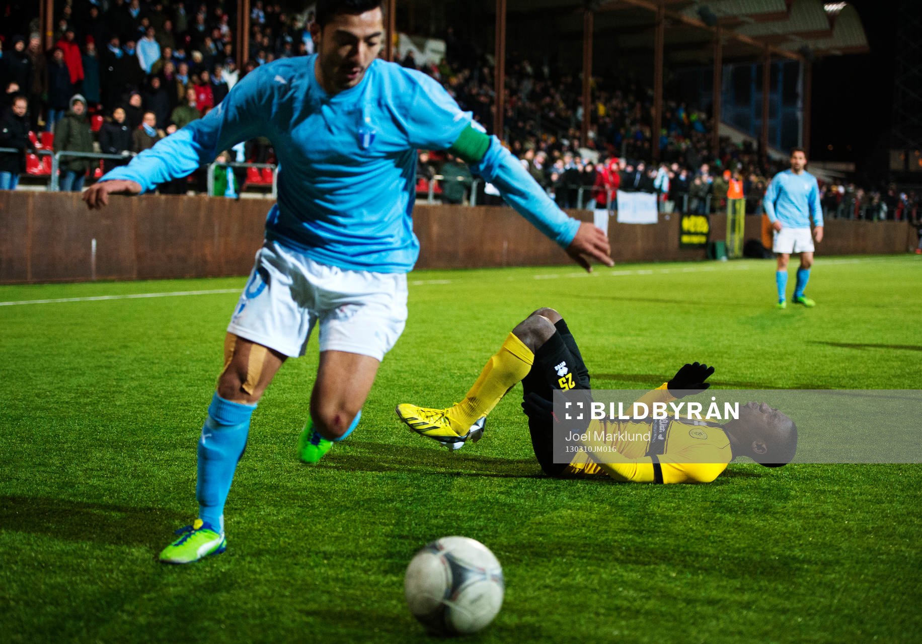 Fotboll, Svenska Cupen, Frej - Malmö FF: Jiloan Hamad, Malmö FF, tar sig förbi Adam Kasa, Frej.