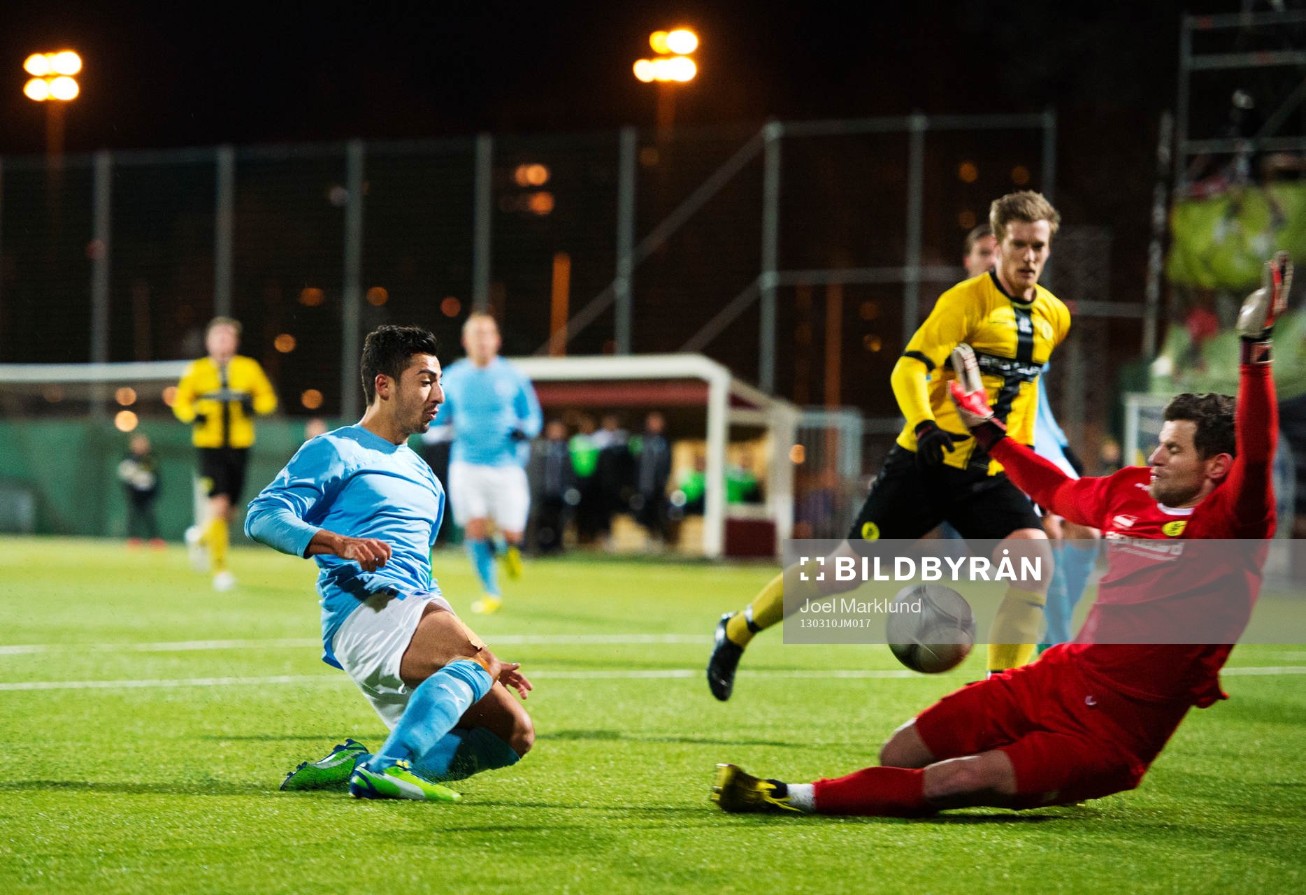 Jiloan Hamad, Malmö FF, skjuter mot Devala Gorrick,