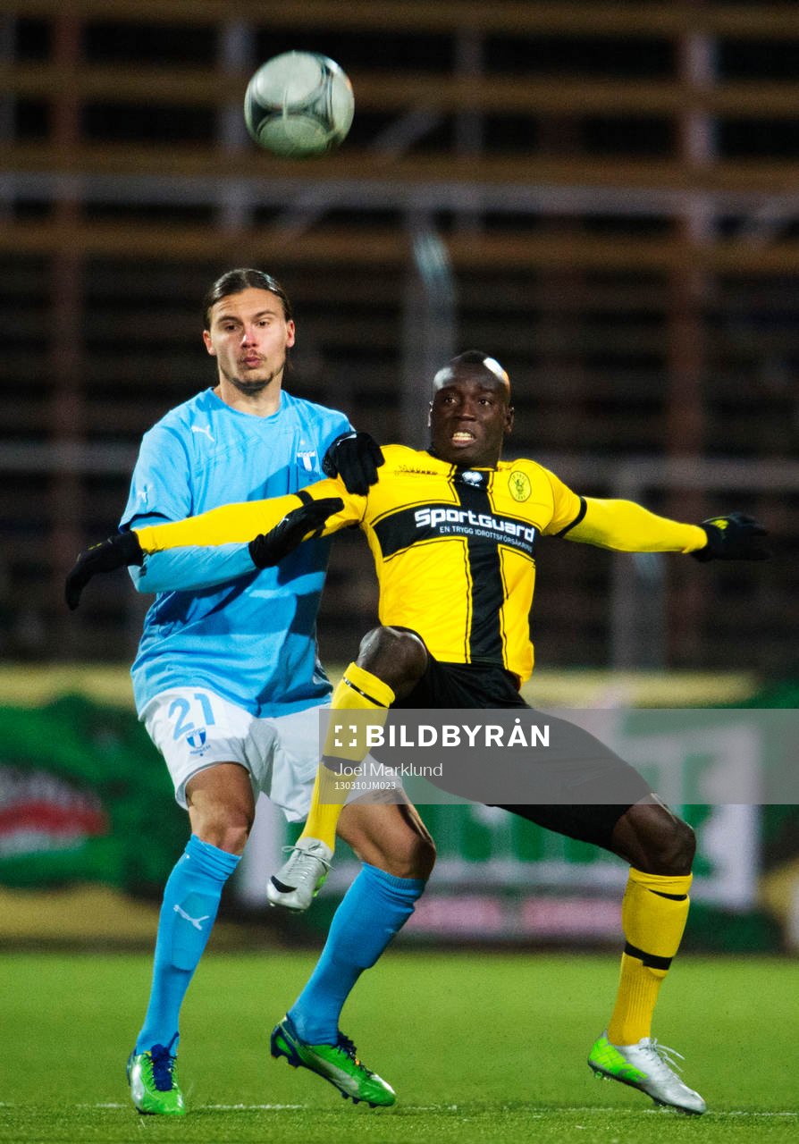 Erik Johansson, Malmö FF, utmanas av Alhaji Kamara, Frej