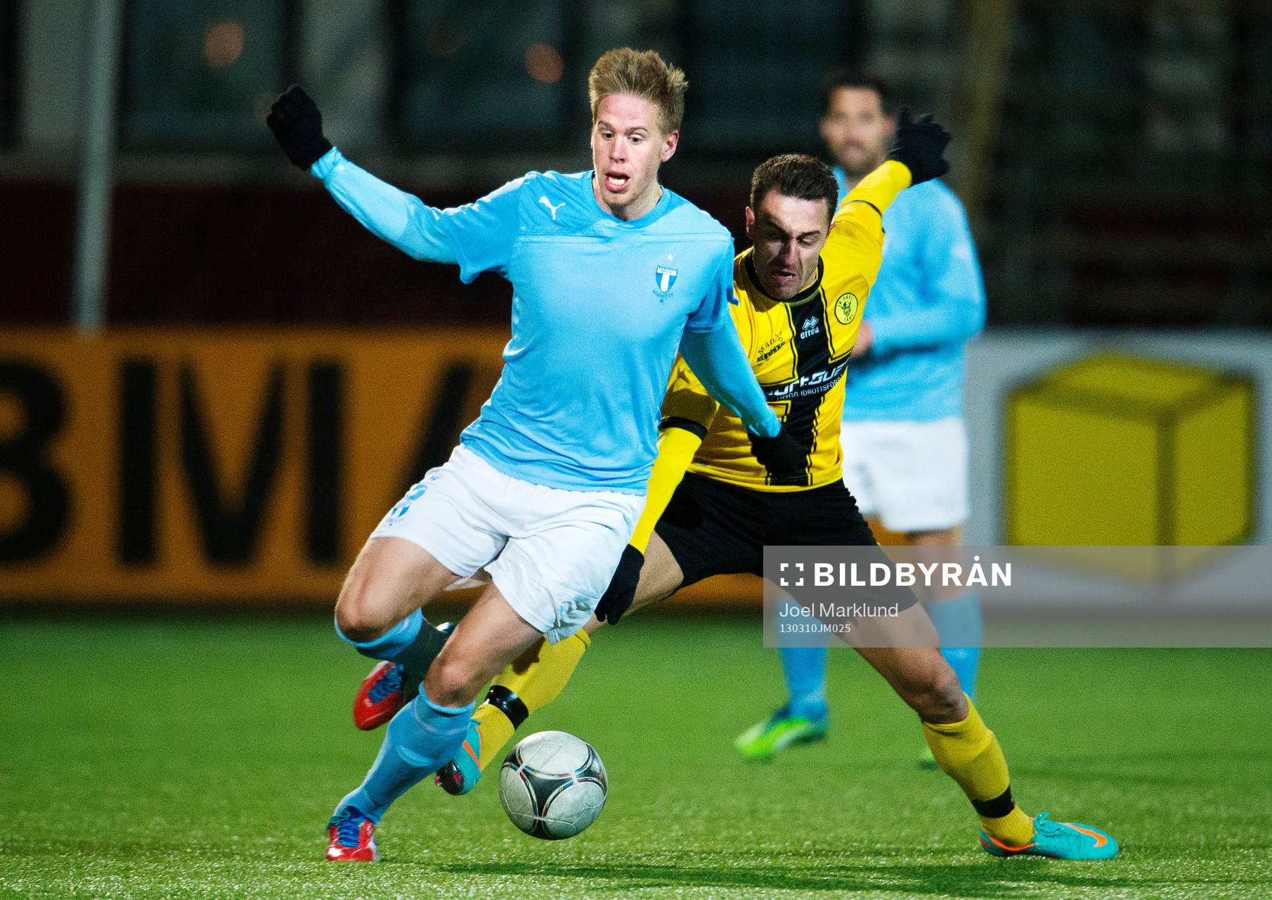 Pontus Jansson, Malmö FF, blir tacklad av Dragomir