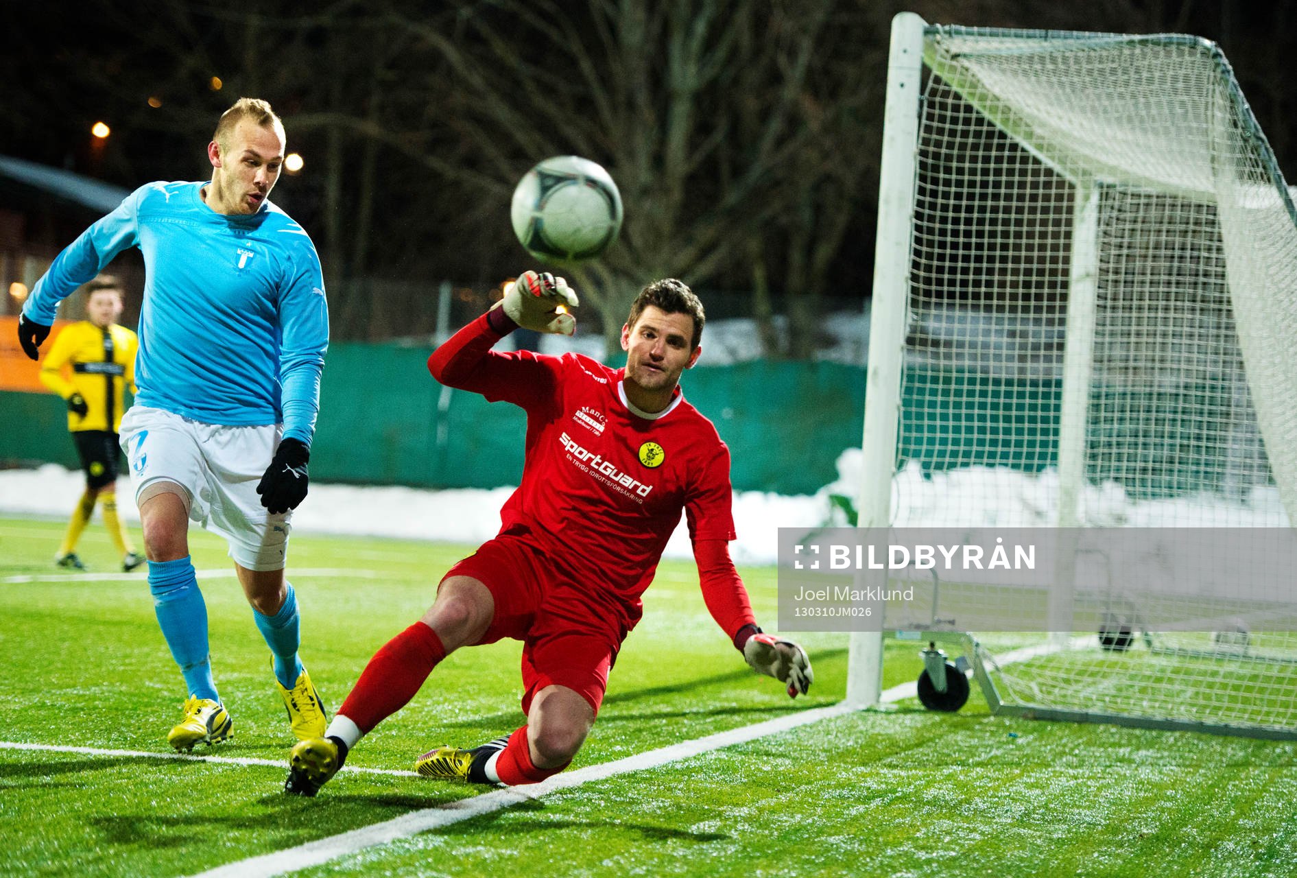 Magnus Eriksson, Malmö FF, utmanar Devala Gorrick,