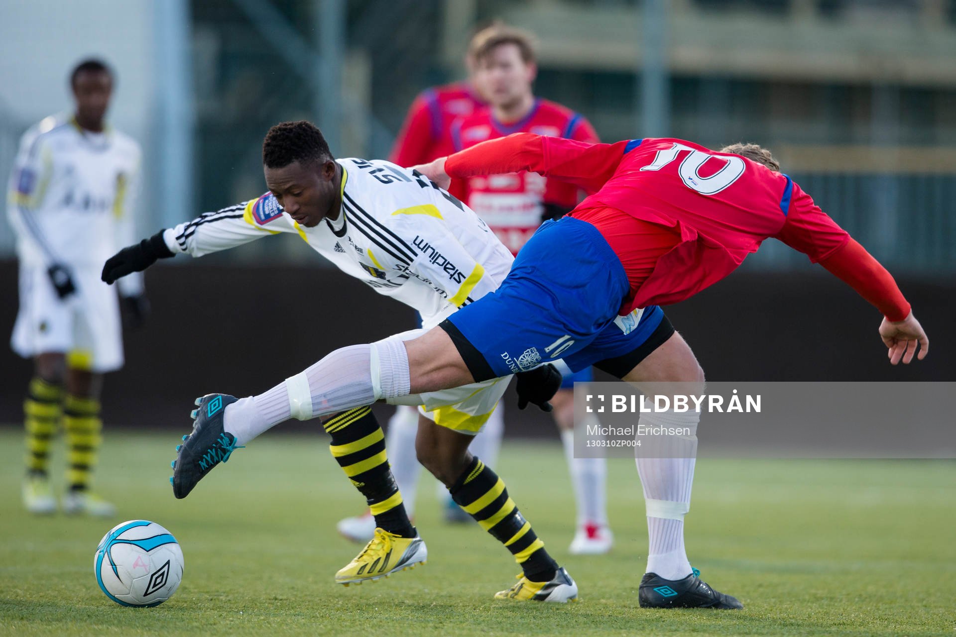Oskar Wallén, Örgryte försöker stoppa AIK spelare