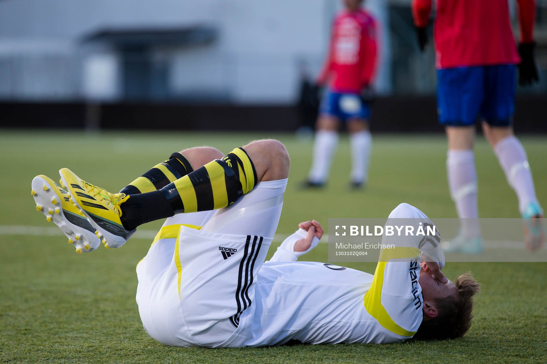 Viktor Lundberg, AIK ligger skadad på planen