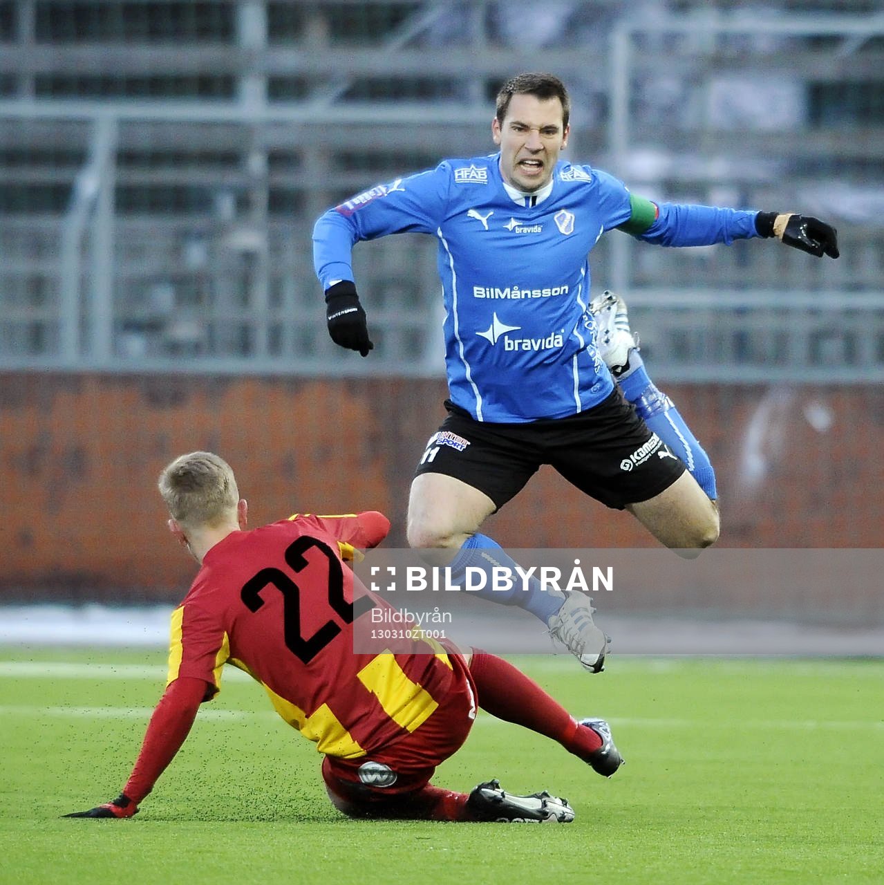 Halmstads nr 11 Stefan Selakovic och Syrianska nr 22