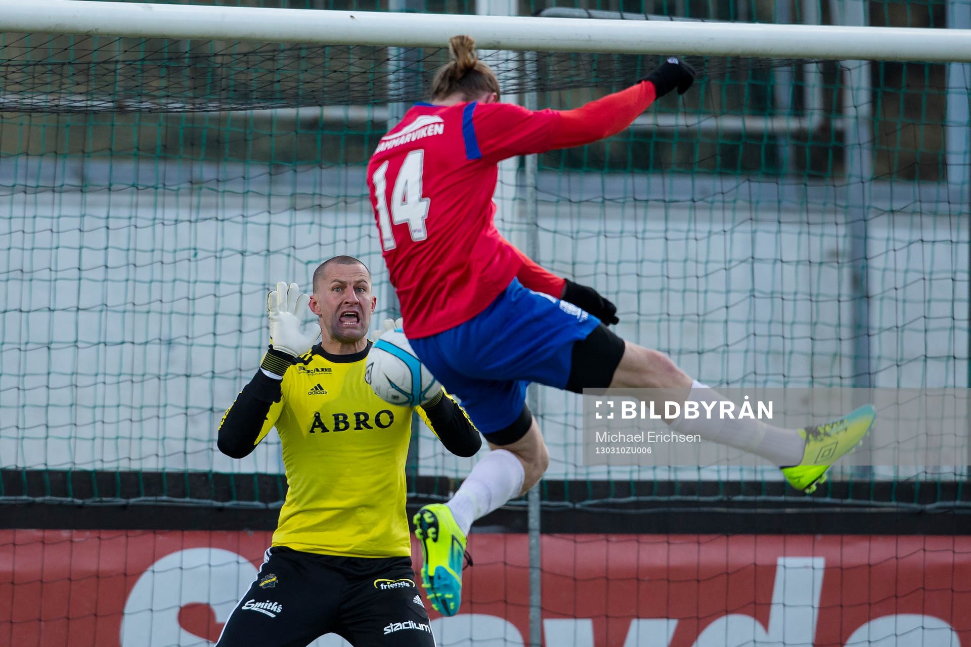 Ivan Turina, målvakt AIK räddar nick från Emil Karlsson,