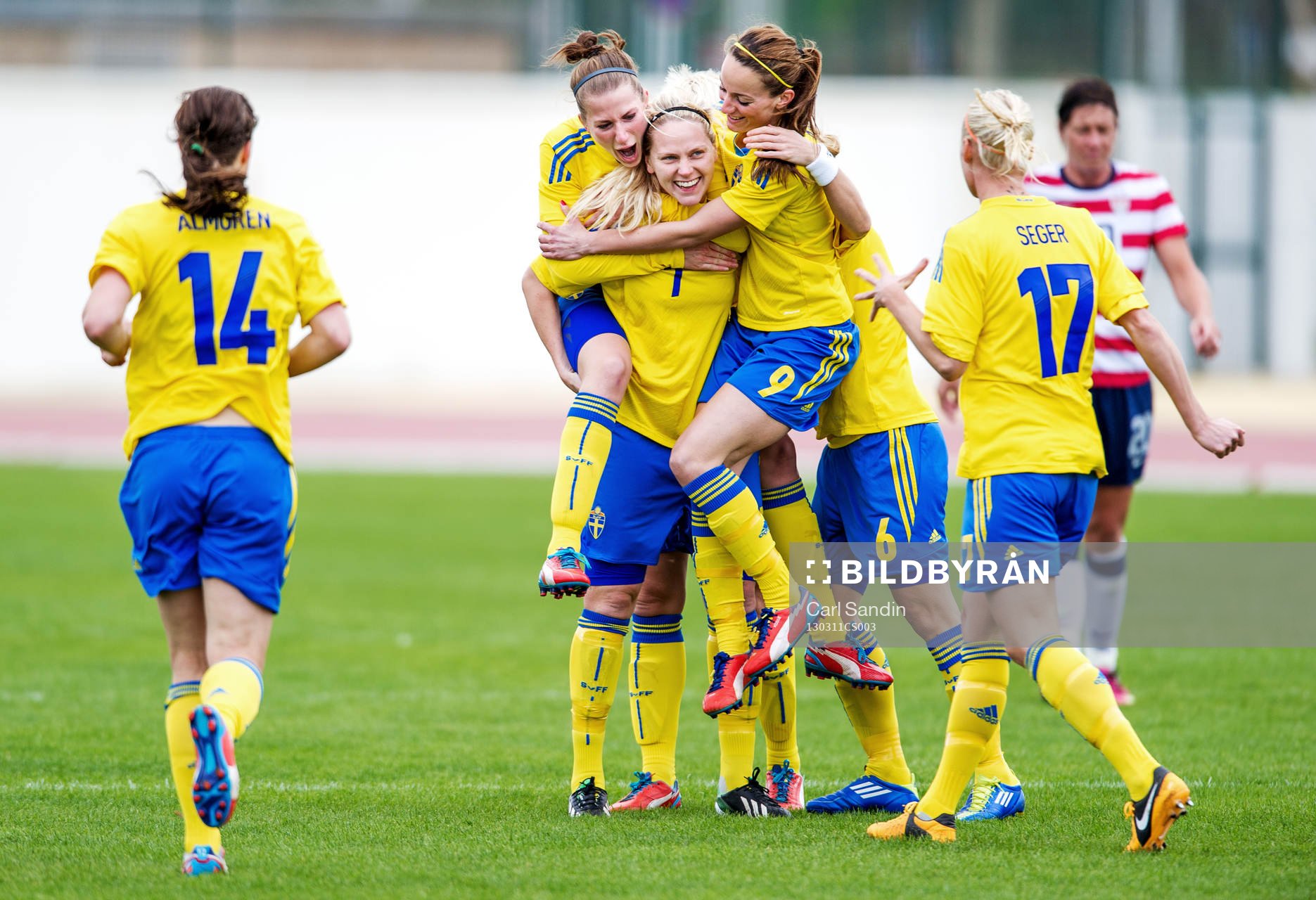 Emma Berglund, Lisa Dahlkvist och Kosovare Asllani jublar