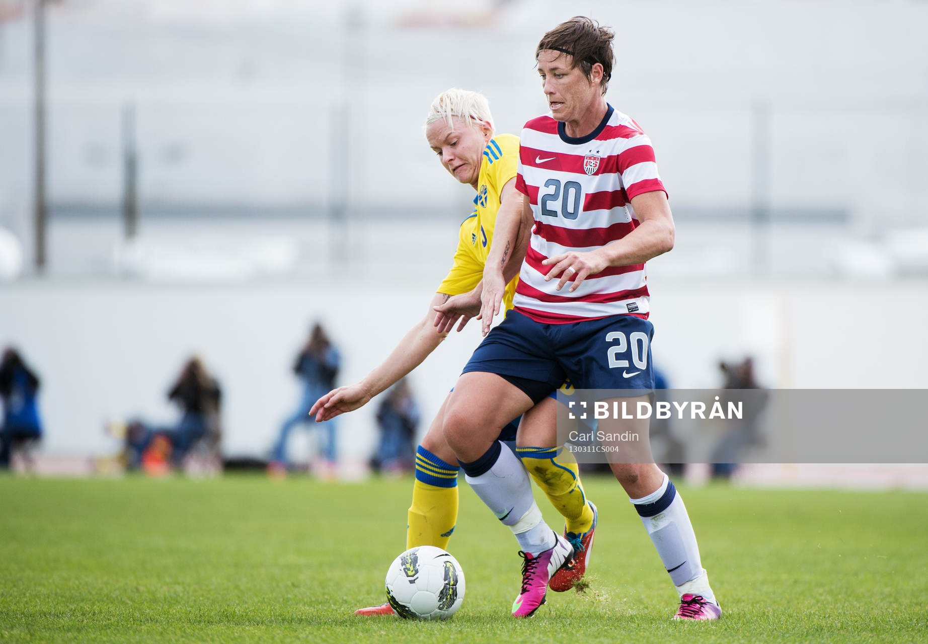 Närkamp mellan Nilla Fischer, Sverige, och Abby Wambach,