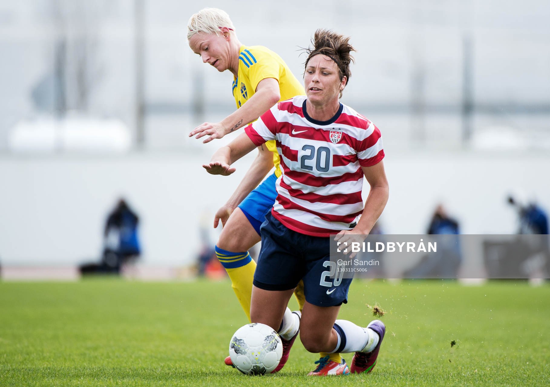 Nilla Fischer, Sverige, tacklar omkull Abby Wambach, USA