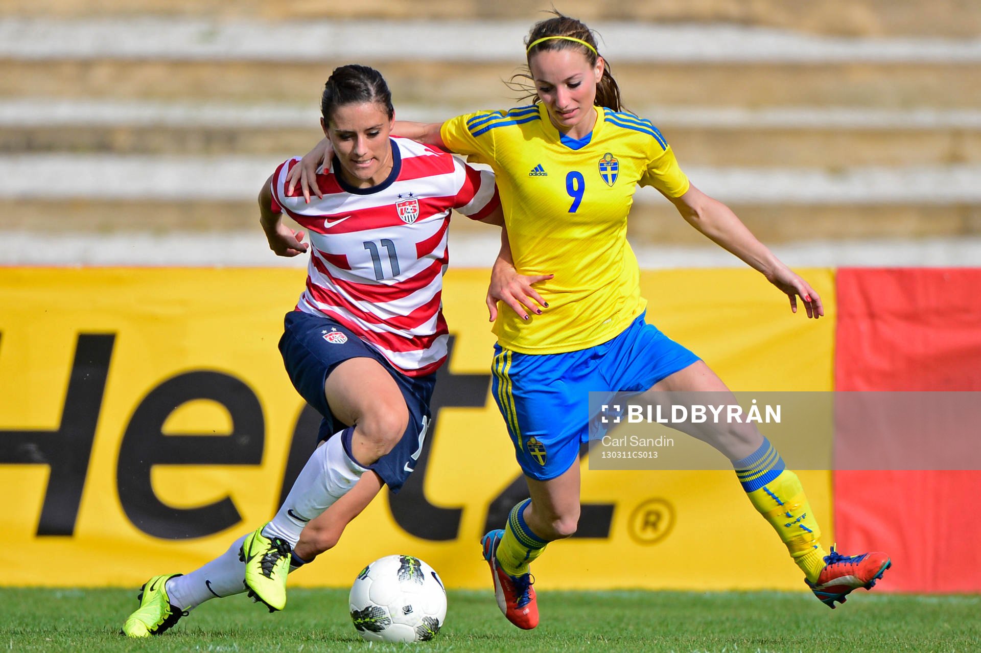 Ali Krieger, USA och Kosovare Asllani, Sverige kämpar om