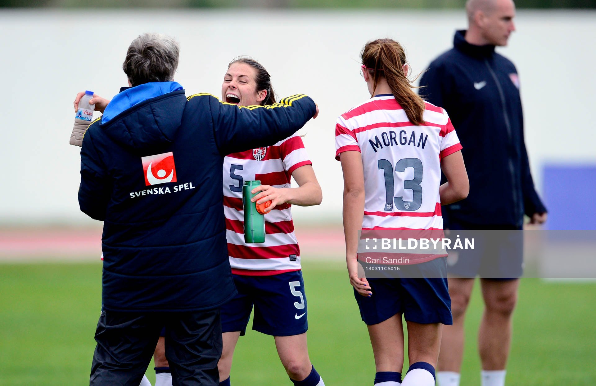 Pia Sundhage, förbundskapten Sverige tackar Kelley O'Hara