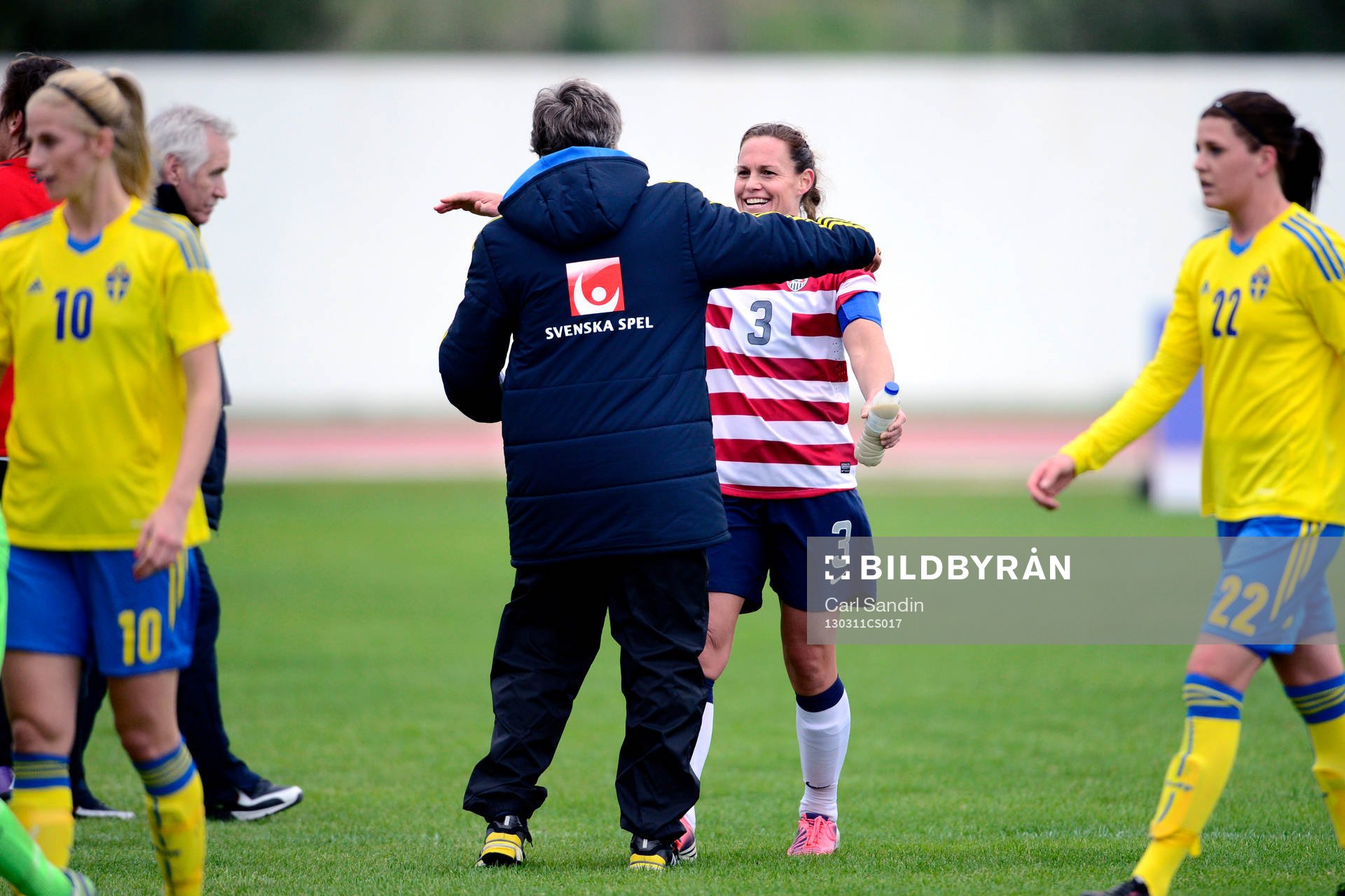 Pia Sundhage, förbundskapten Sverige tackar USA;s kapten