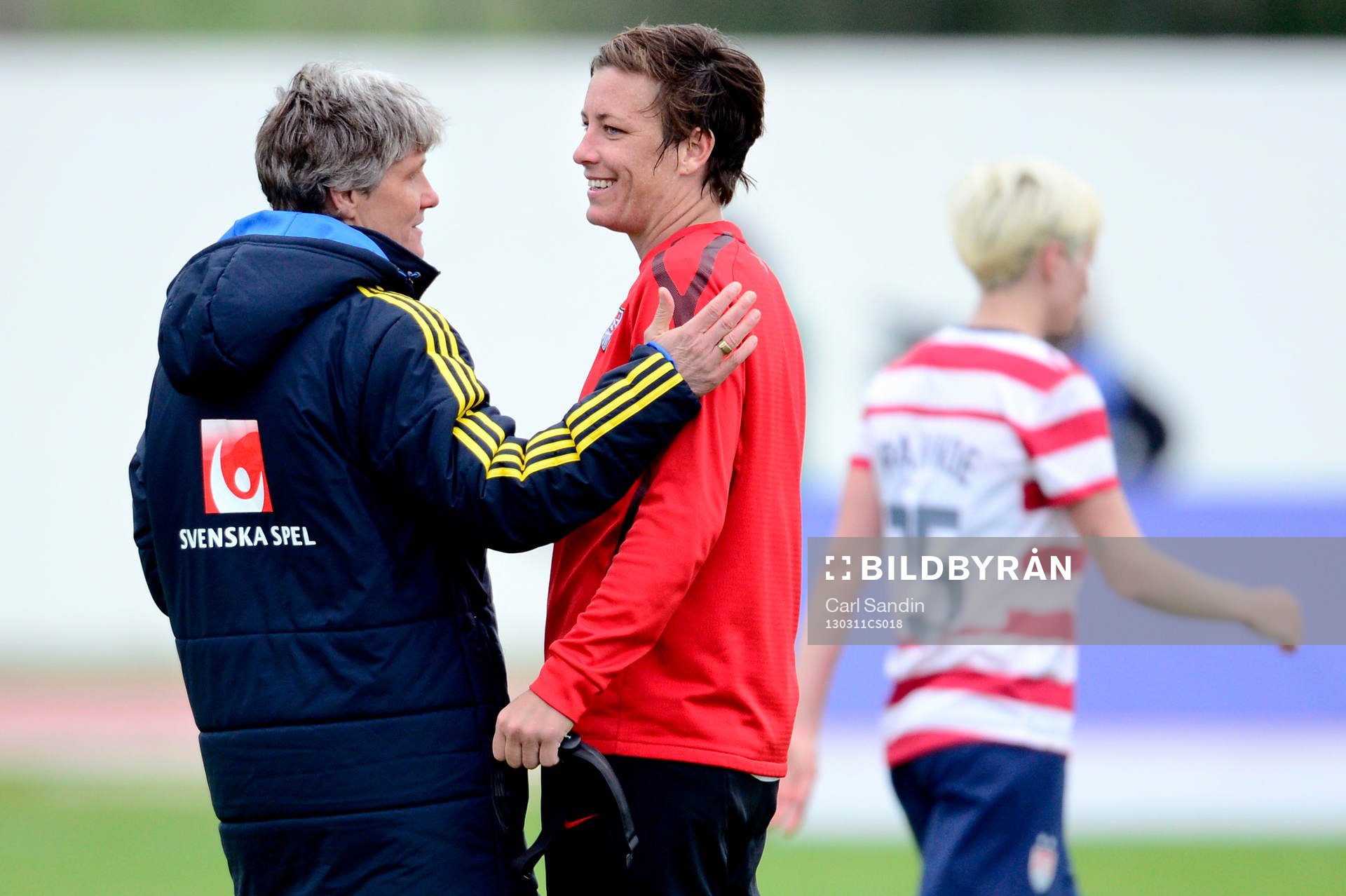 Pia Sundhage, förbundskapten Sverige tackar Abby Wambach,