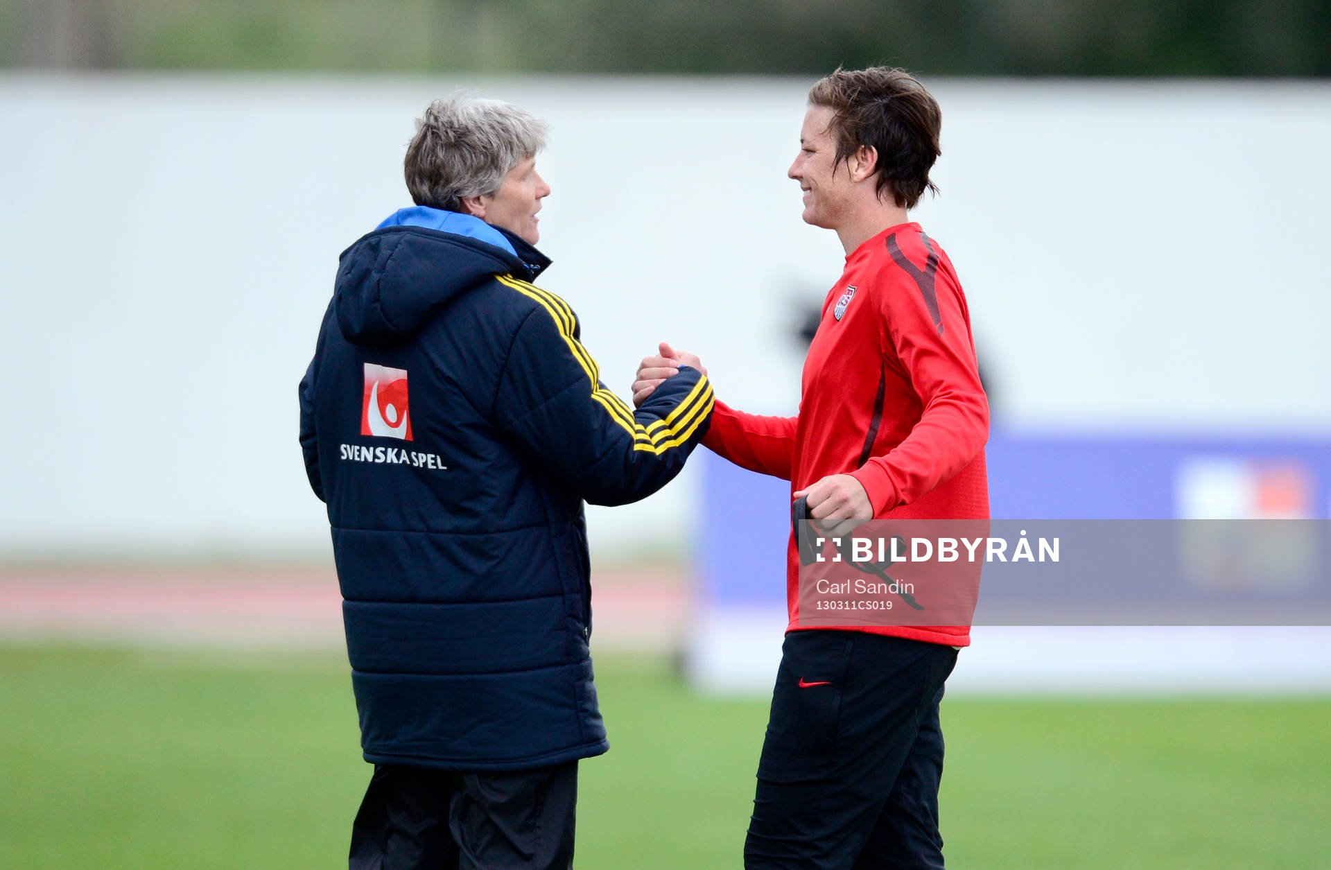 Pia Sundhage, förbundskapten Sverige tackar Abby Wambach,