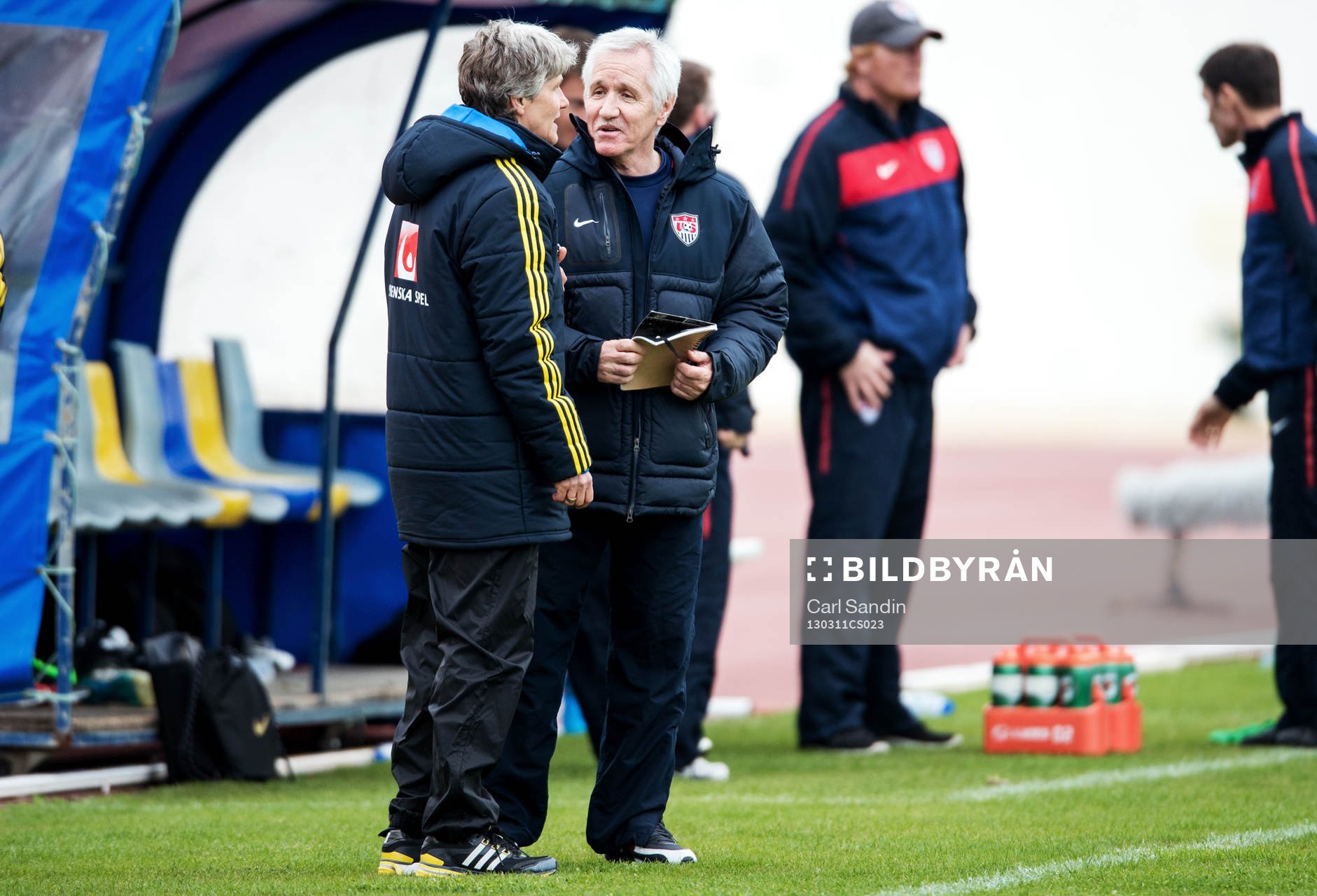 Pia Sundhage, förbundskapten, Sverige, pratar med Tom