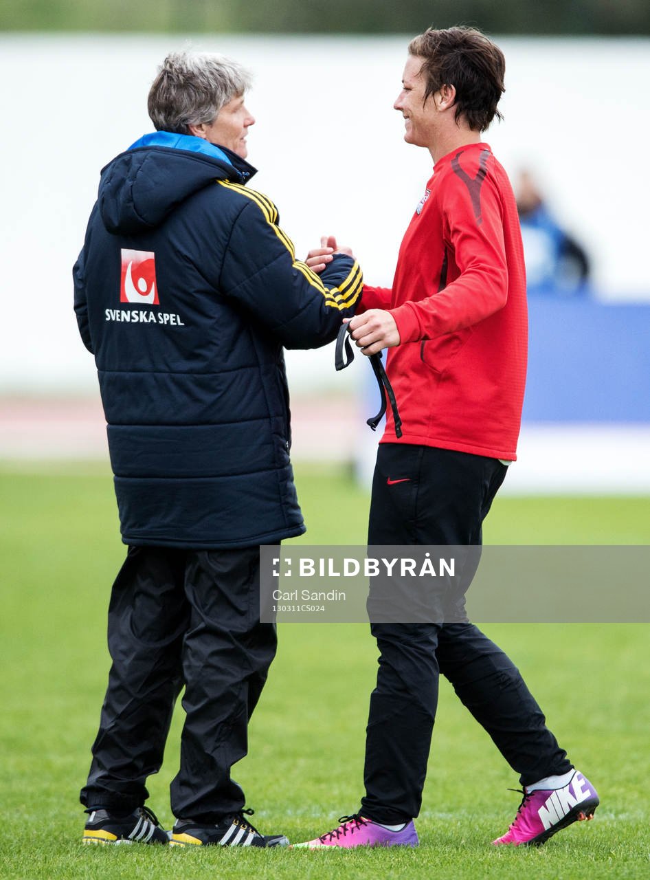 Pia Sundhage, förbundskapten, Sverige, hälsar på Abby