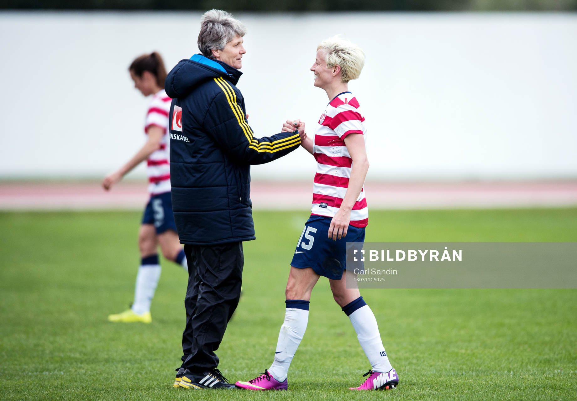 Pia Sundhage, förbundskapten, Sverige, hälsar på Megan