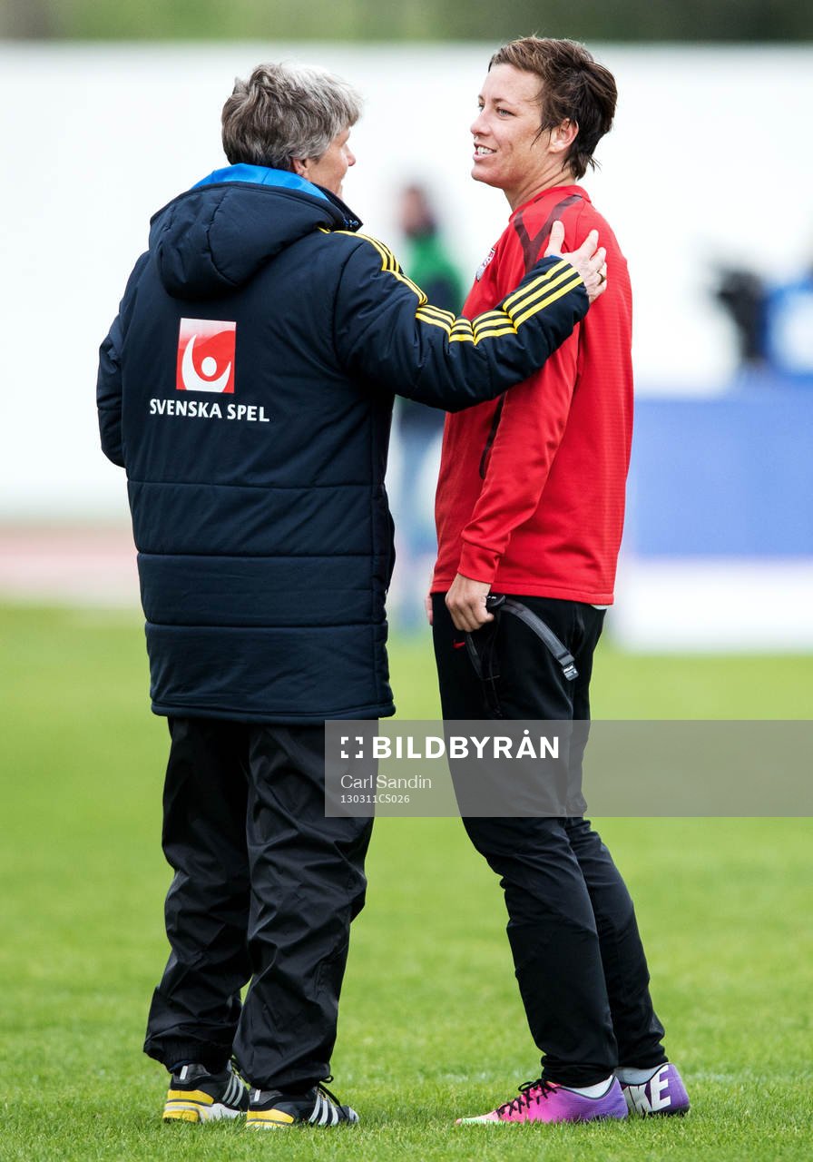 Fotboll, Dam, Algarve Cup, Sverige - USA: Pia Sundhage, förbundskapten, Sverige, hälsar på Abby Wambach, USA, efter matchen.
