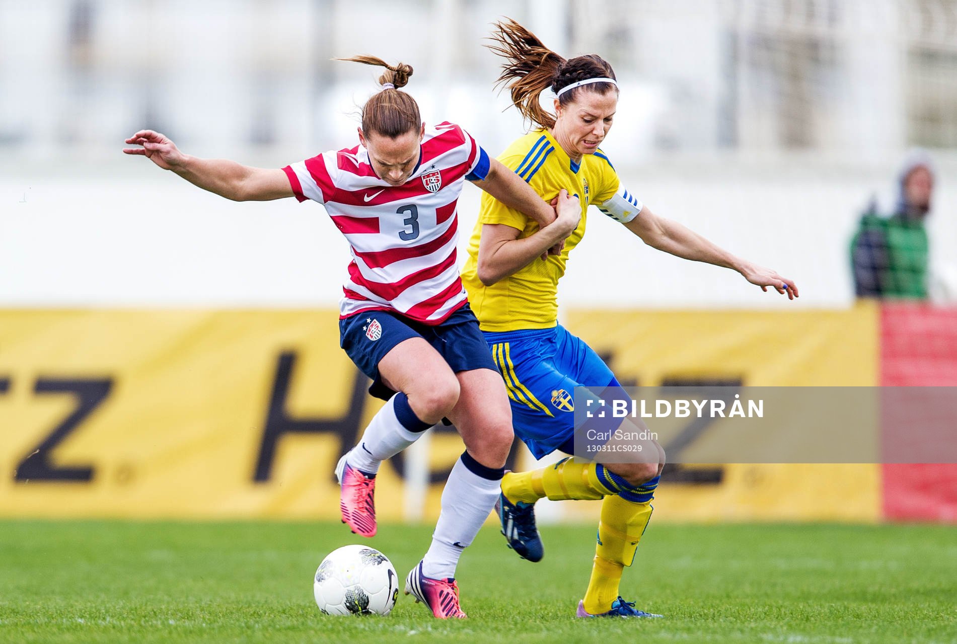 Kamp mellan Christine Rampone, USA, och Lotta Schelin,