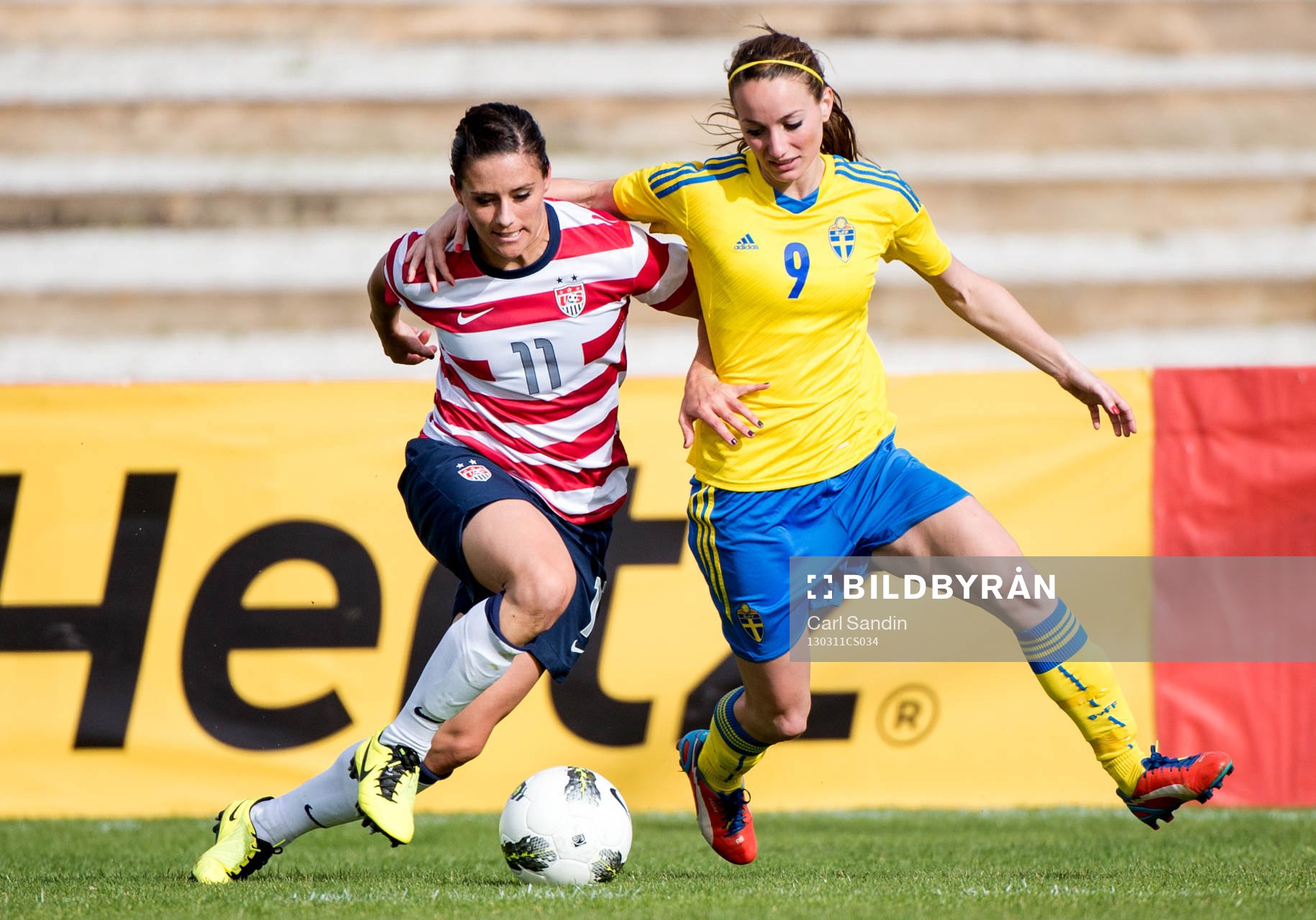 Närkamp mellan Ali Krieger, USA, och Kosovare Asllani,