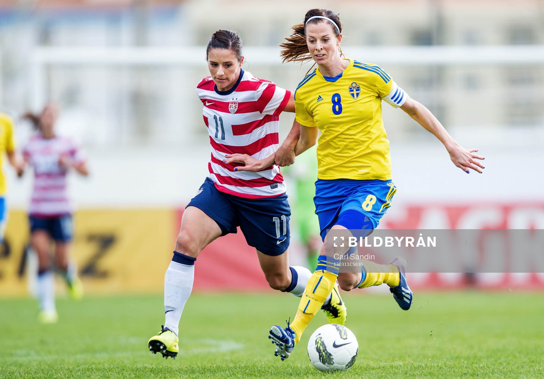 Lotta Schelin, Sverige, jagas av Ali Krieger, USA