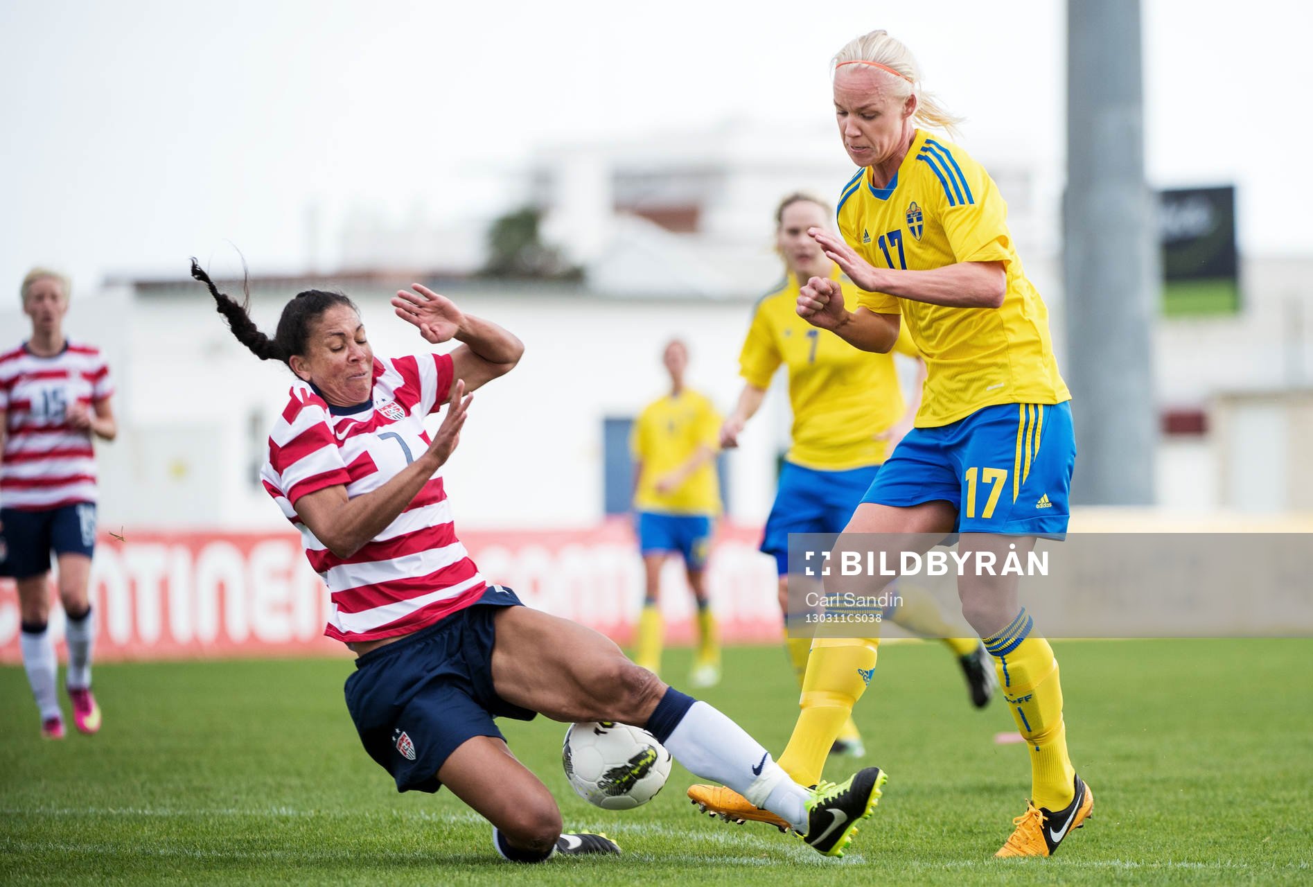 Fotboll, Dam, Algarve Cup, Sverige - USA: Caroline Seger, Sverige, skjuter på täckande Shannon Boxx, USA.
