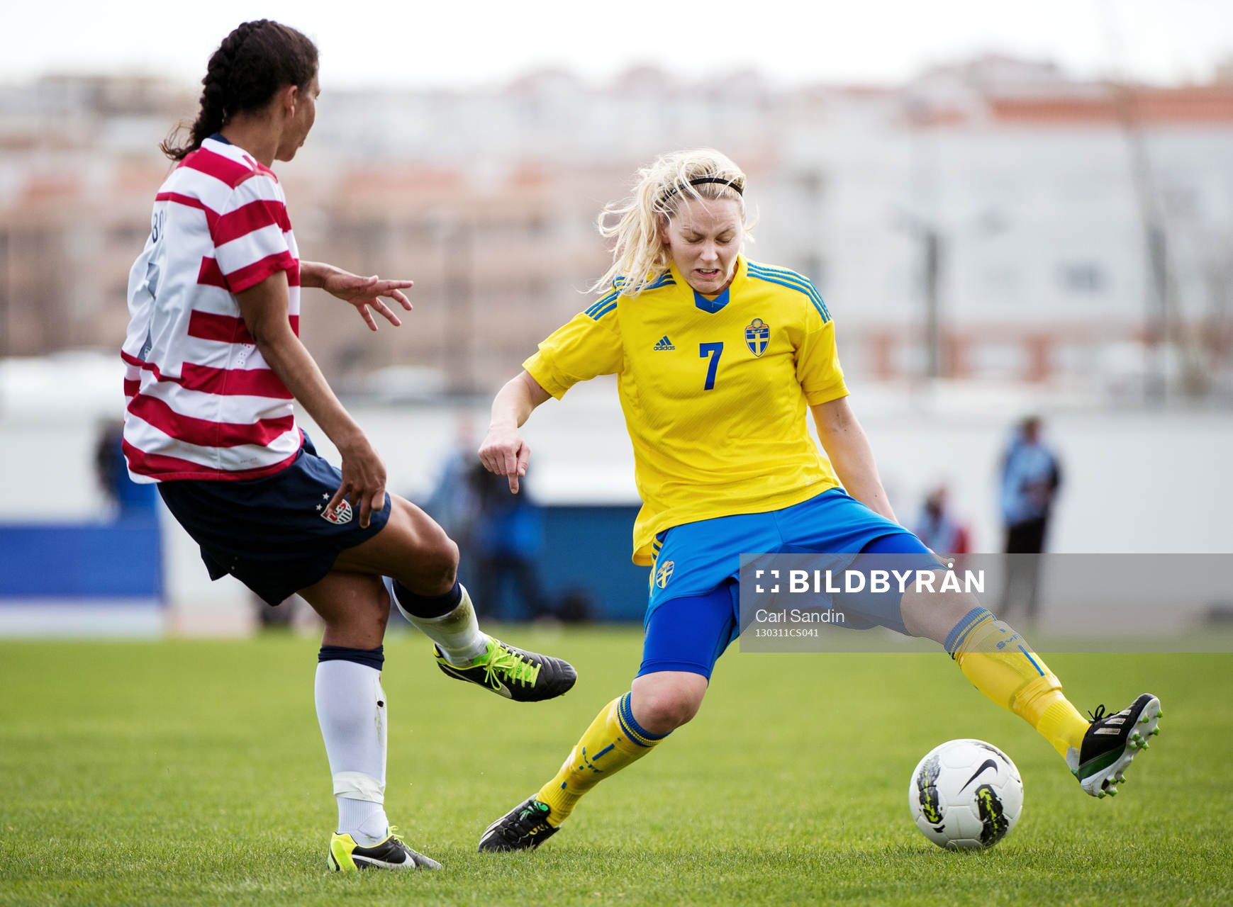 Fotboll, Dam, Algarve Cup, Sverige - USA: Lisa Dahlkvist, Sverige, försöker blockera en passnings från Shannon Boxx, USA.