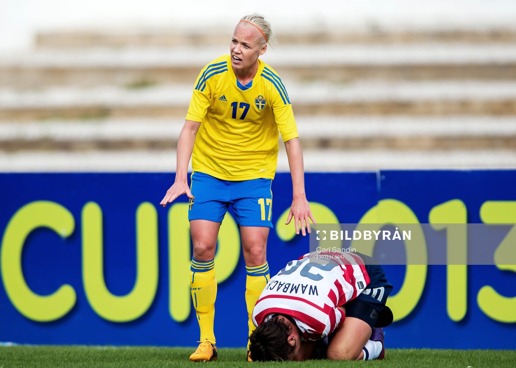 Caroline Seger, Sverige, kollar hur det är med Abby