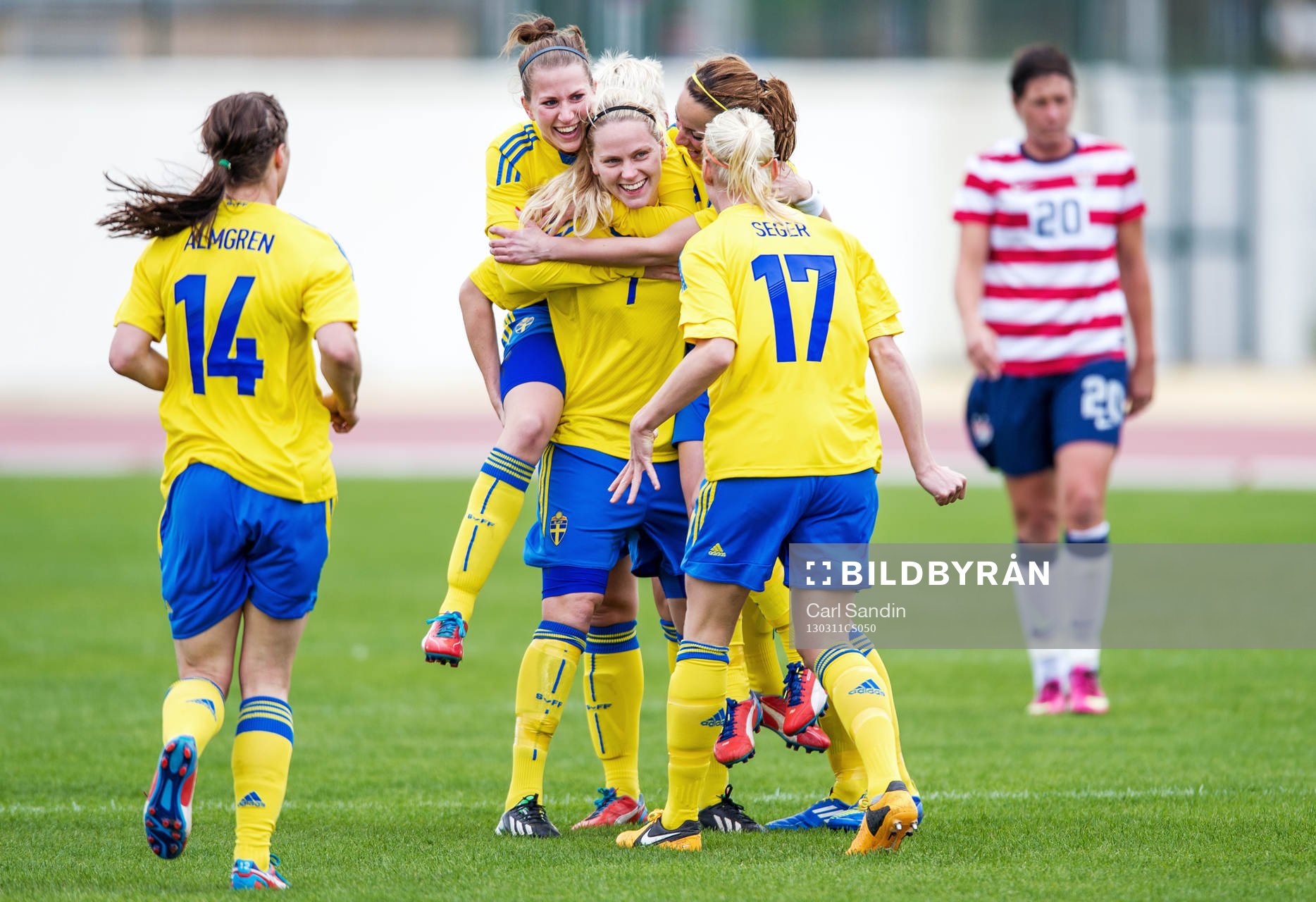 Emma Berglund, Lisa Dahlkvist och Kosovare Asllani jublar