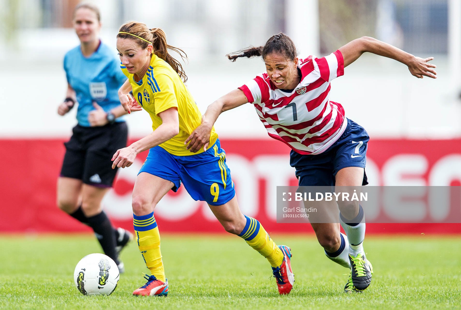 Fotboll, Dam, Algarve Cup, Sverige - USA: Kamp mellan Kosovare Asllani, Sverige, och Shannon Boxx, USA.