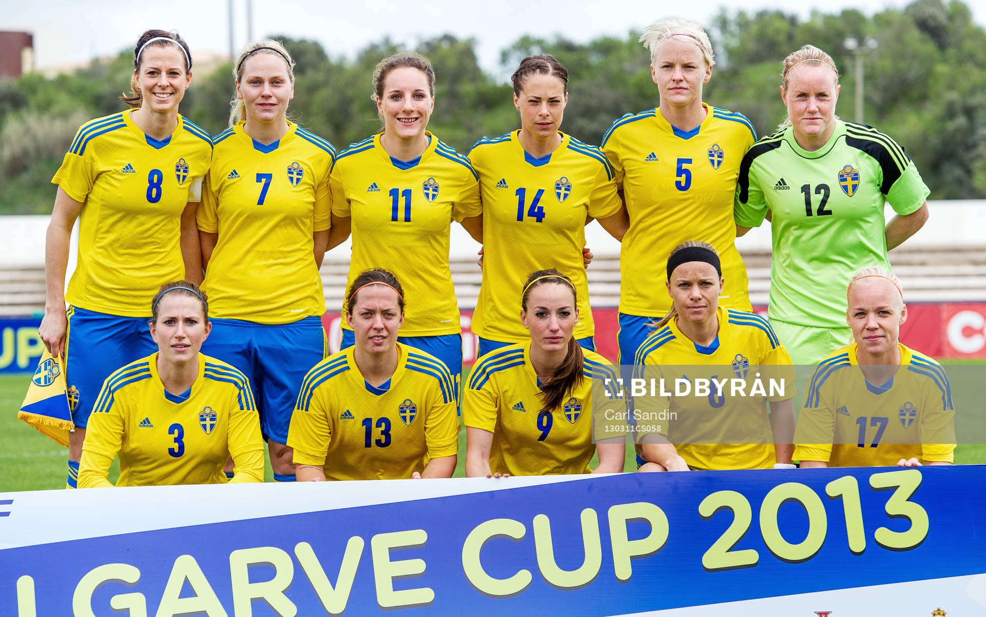 Bakre raden fr.v. Lotta Schelin, Lisa Dahlkvist, Antonia