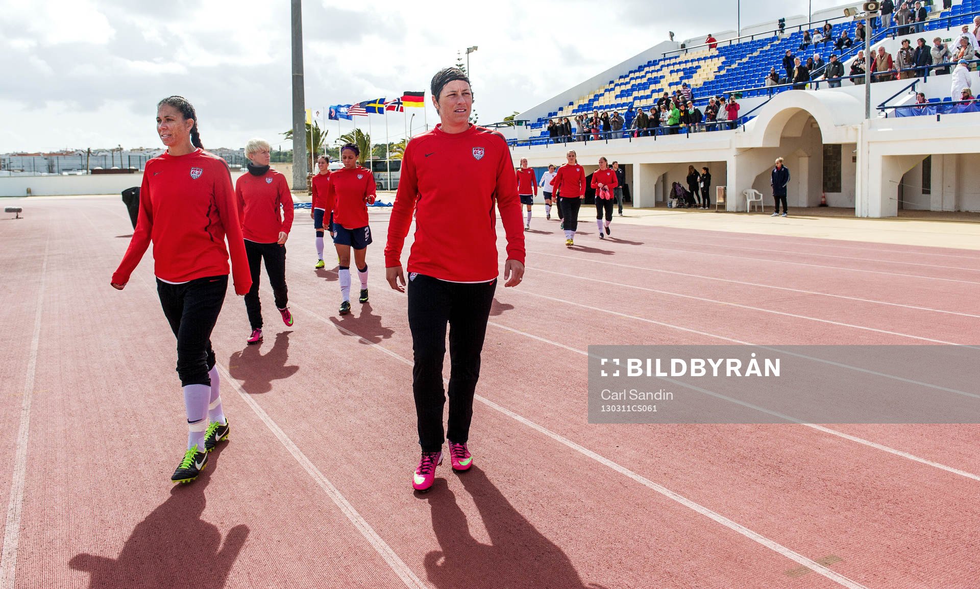 Shannon Boxx och Abby Wambach, USA, går ut mot planen