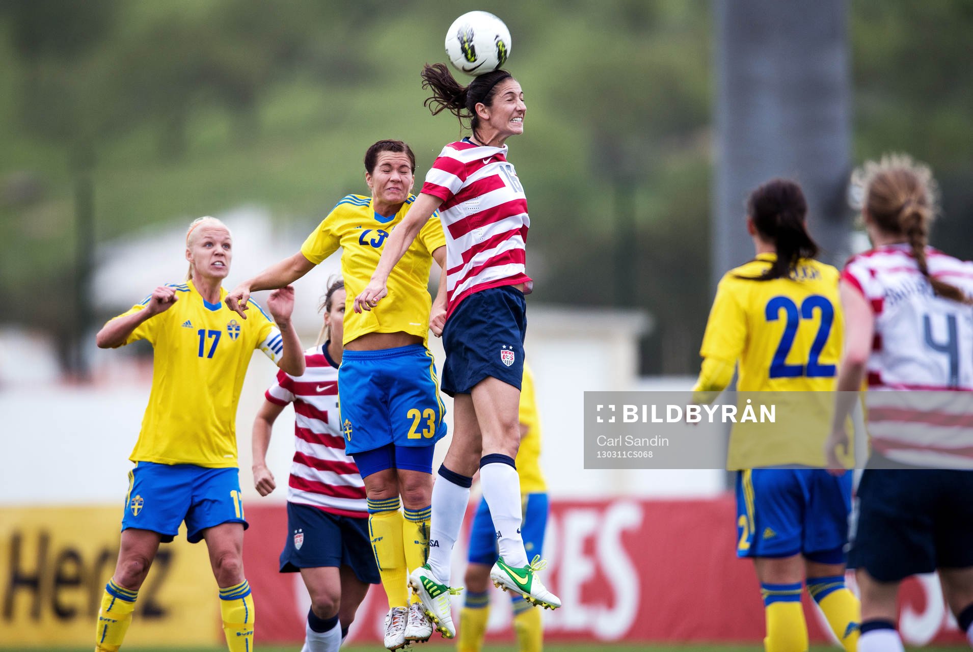 Fotboll, Dam, Algarve Cup, Sverige - USA: Yael Averbuch, USA, i nickduell med Hanna Folkesson, Sverige.
